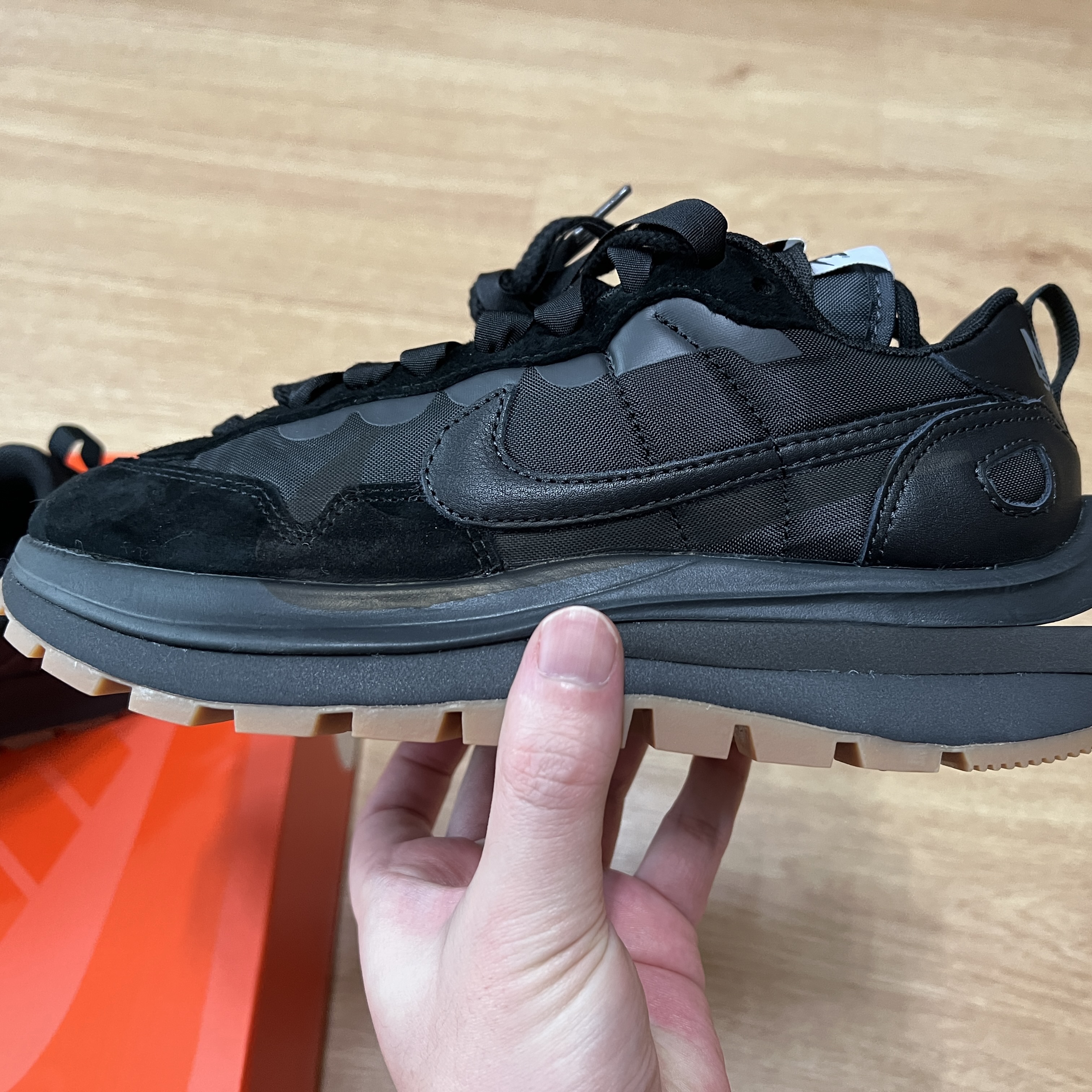 Nike x Sacai VaporWaffle Black and Gum 착용 스타일 - 1