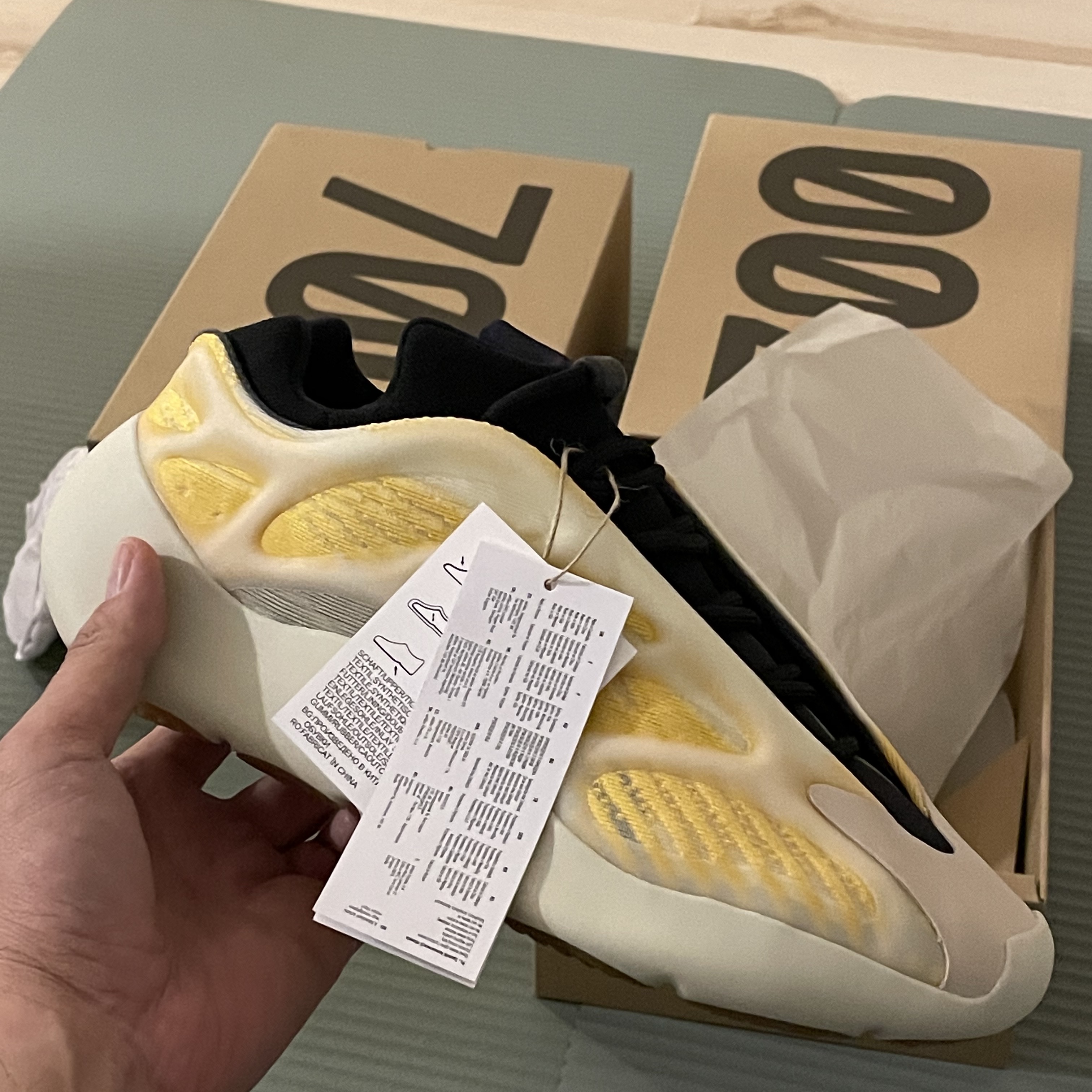Adidas Yeezy 700 V3 Mono Safflower 착용 스타일 - 1