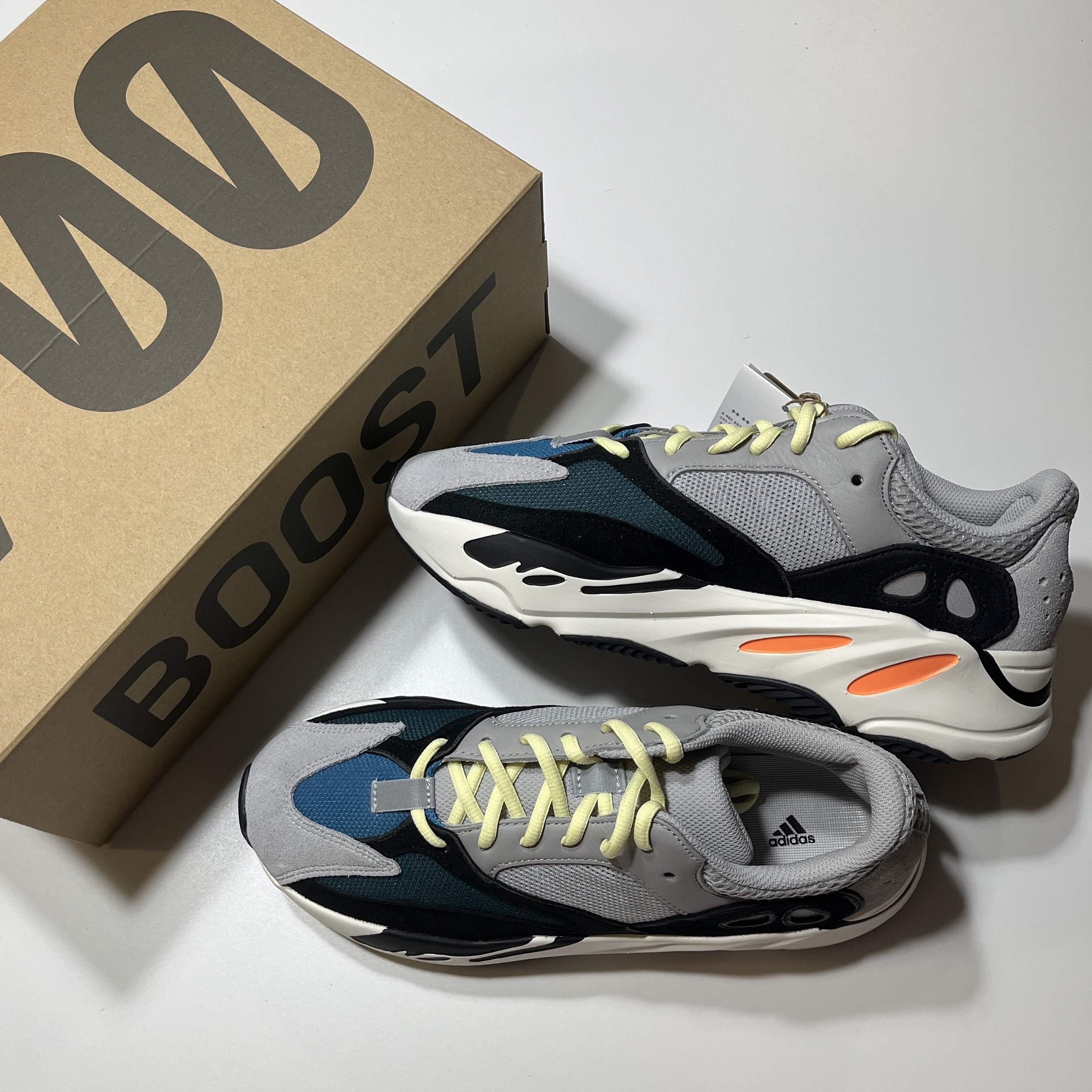 Adidas Yeezy Boost 700 Wave Runner Solid Grey 2021/2022 착용 스타일 - 2