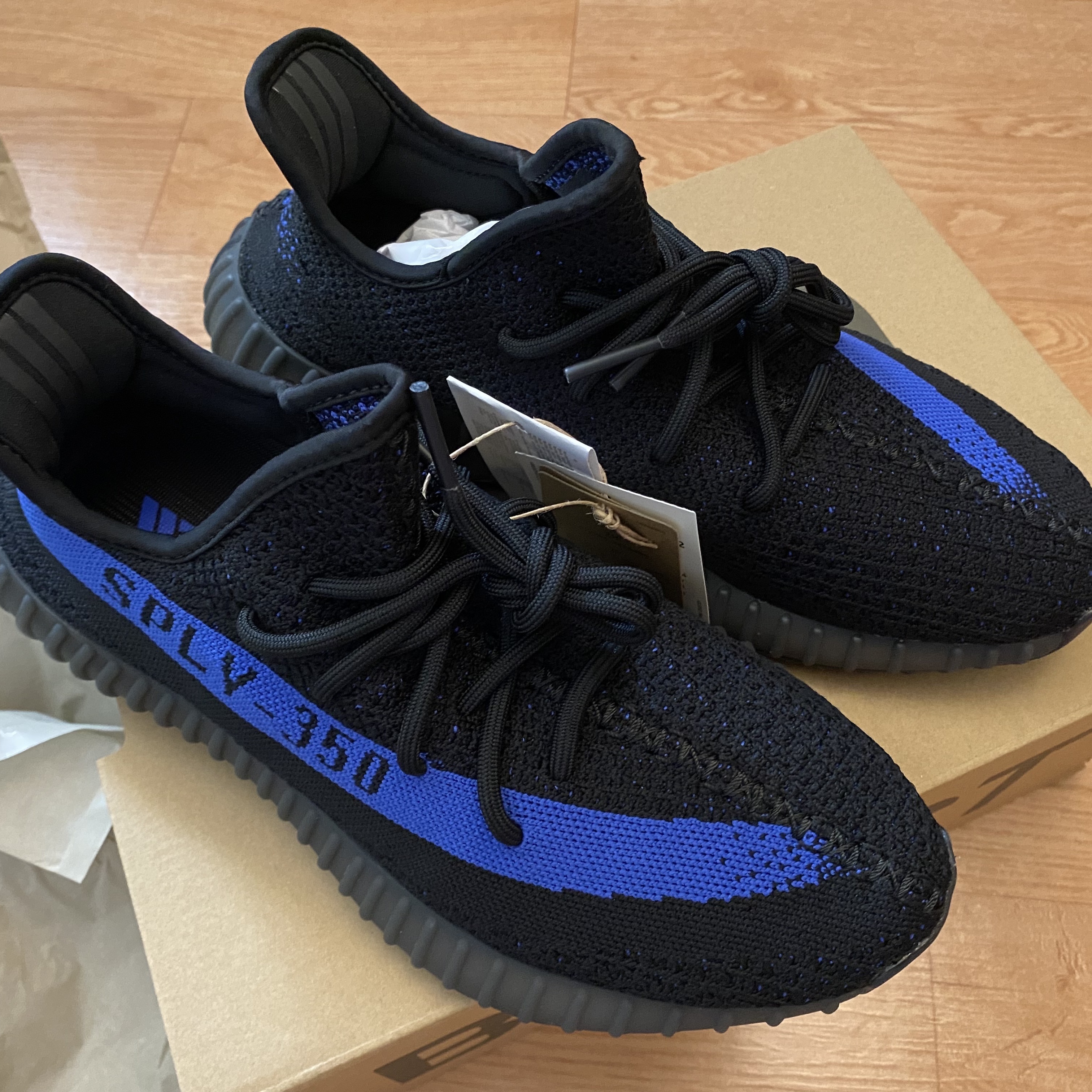 Adidas Yeezy Boost 350 V2 Dazzling Blue 착용 스타일 - 3