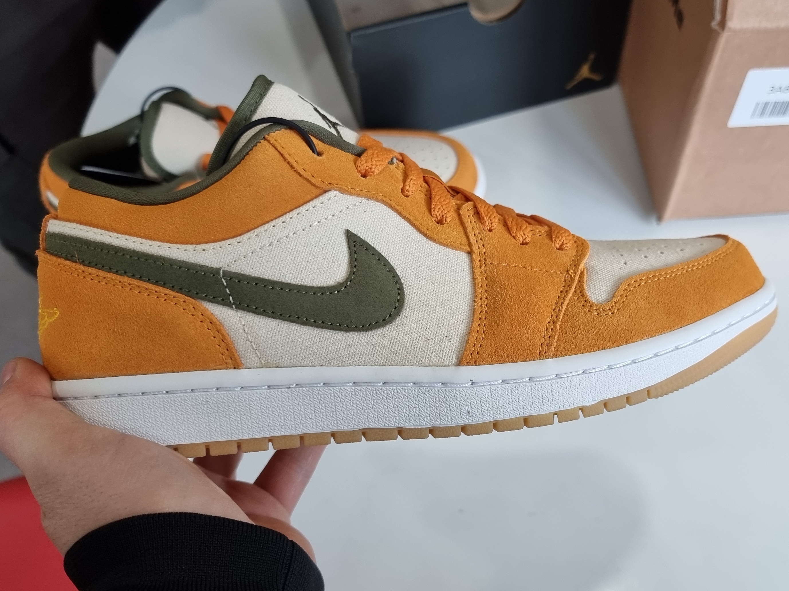 Jordan 1 Low SE Light Curry 착용 스타일