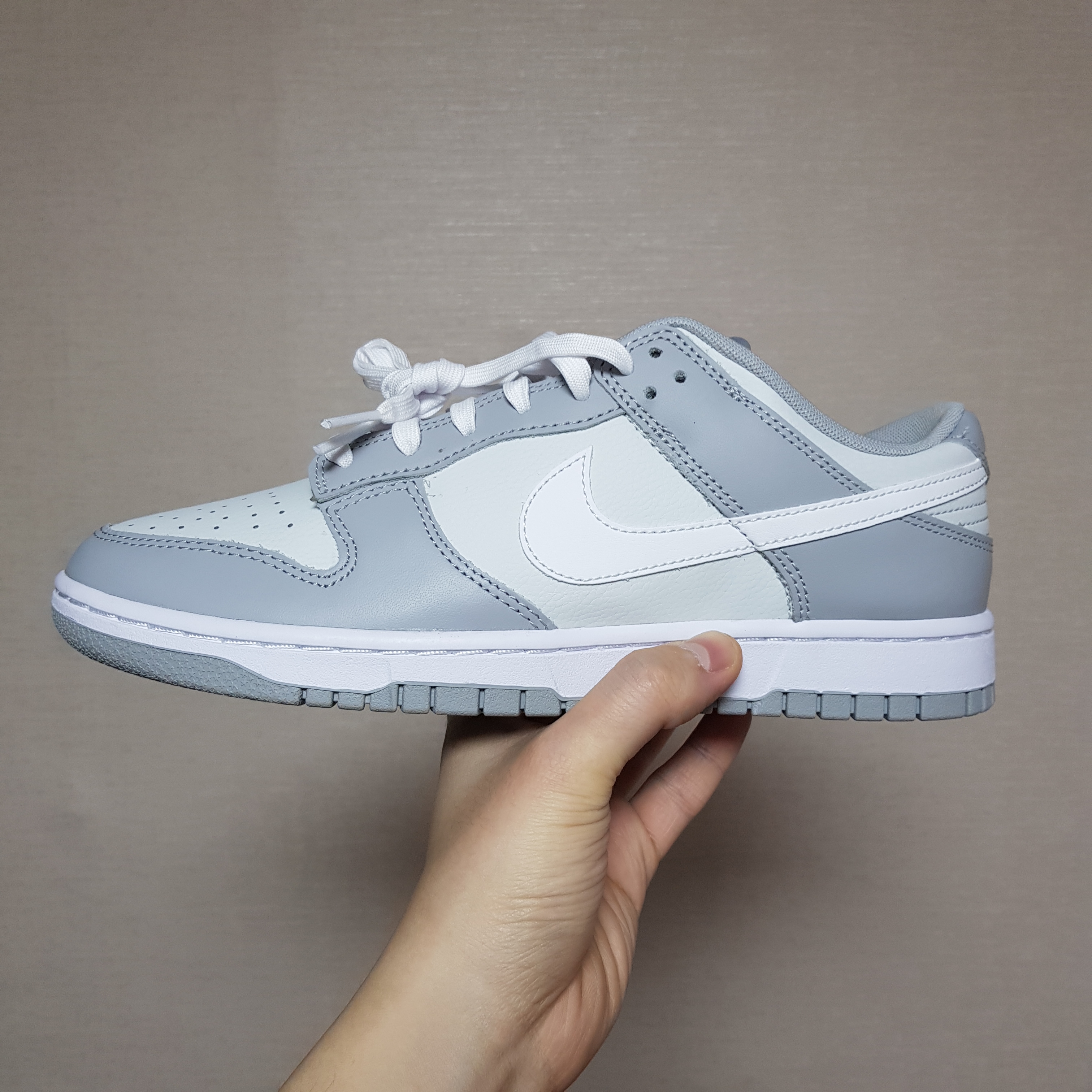 Nike Dunk Low Retro Wolf Grey 착용 스타일 - 2