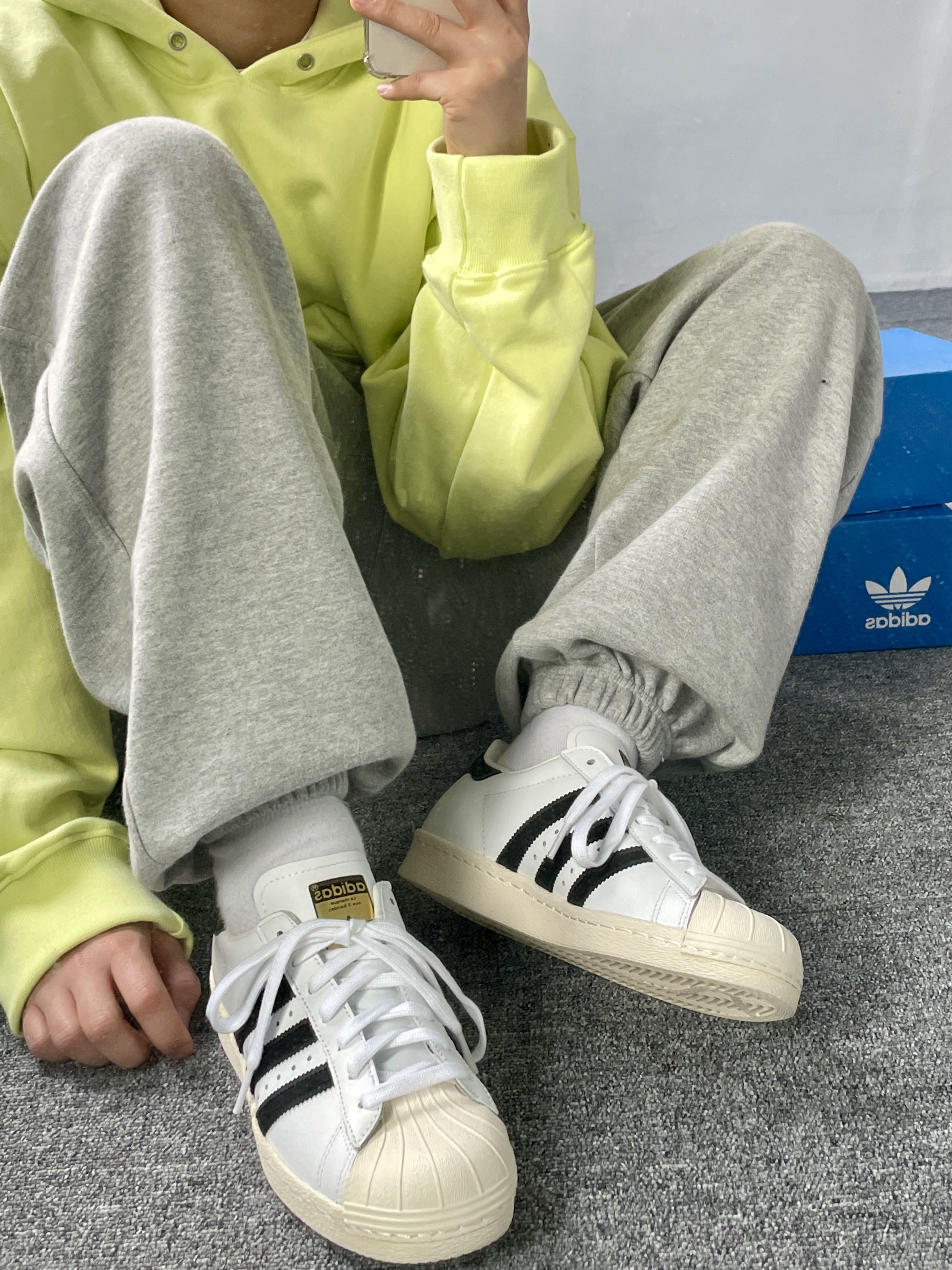Adidas Superstar 80s White Black 착용 스타일 - 3