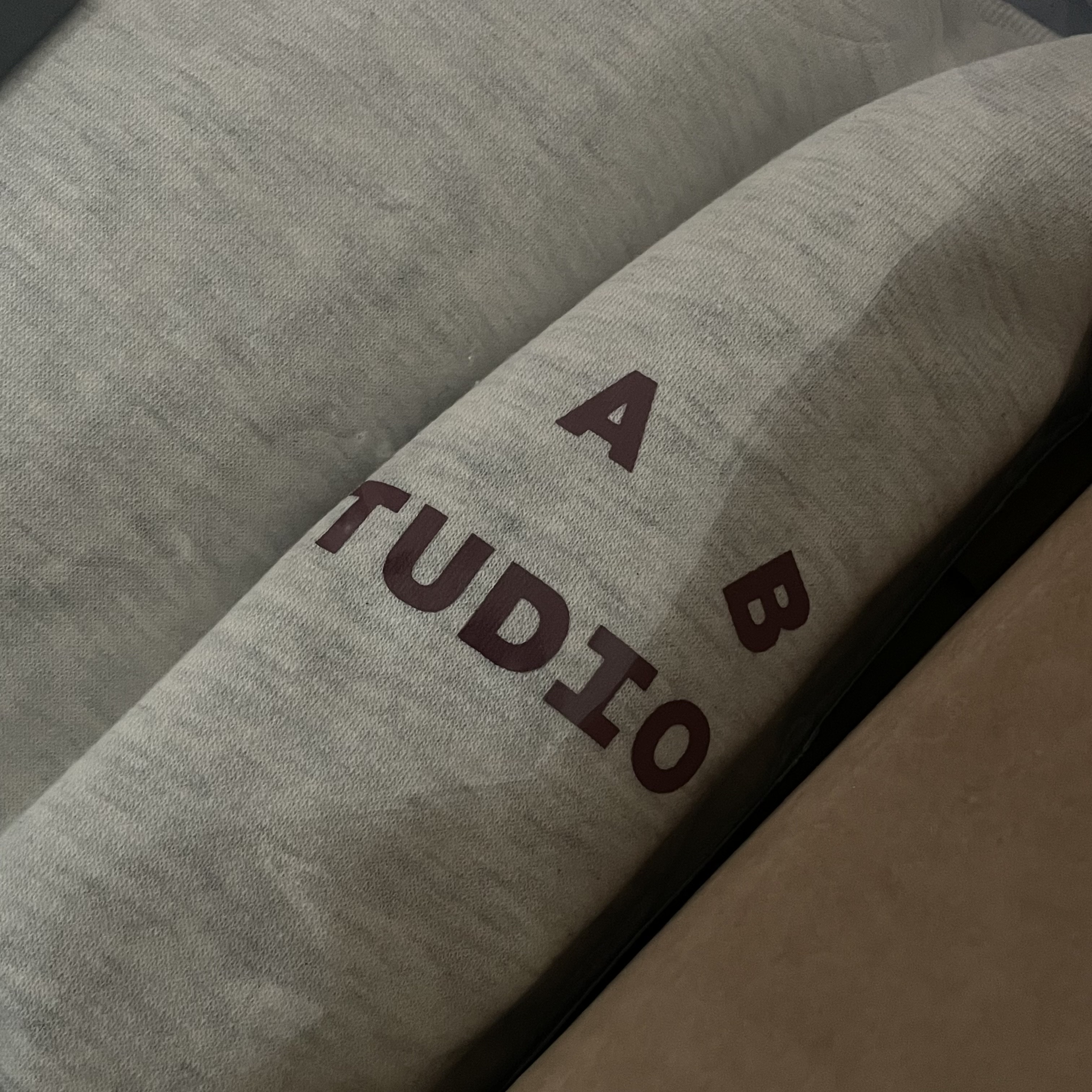 IAB Studio Hoodie Oatmeal Burgundy 착용 스타일