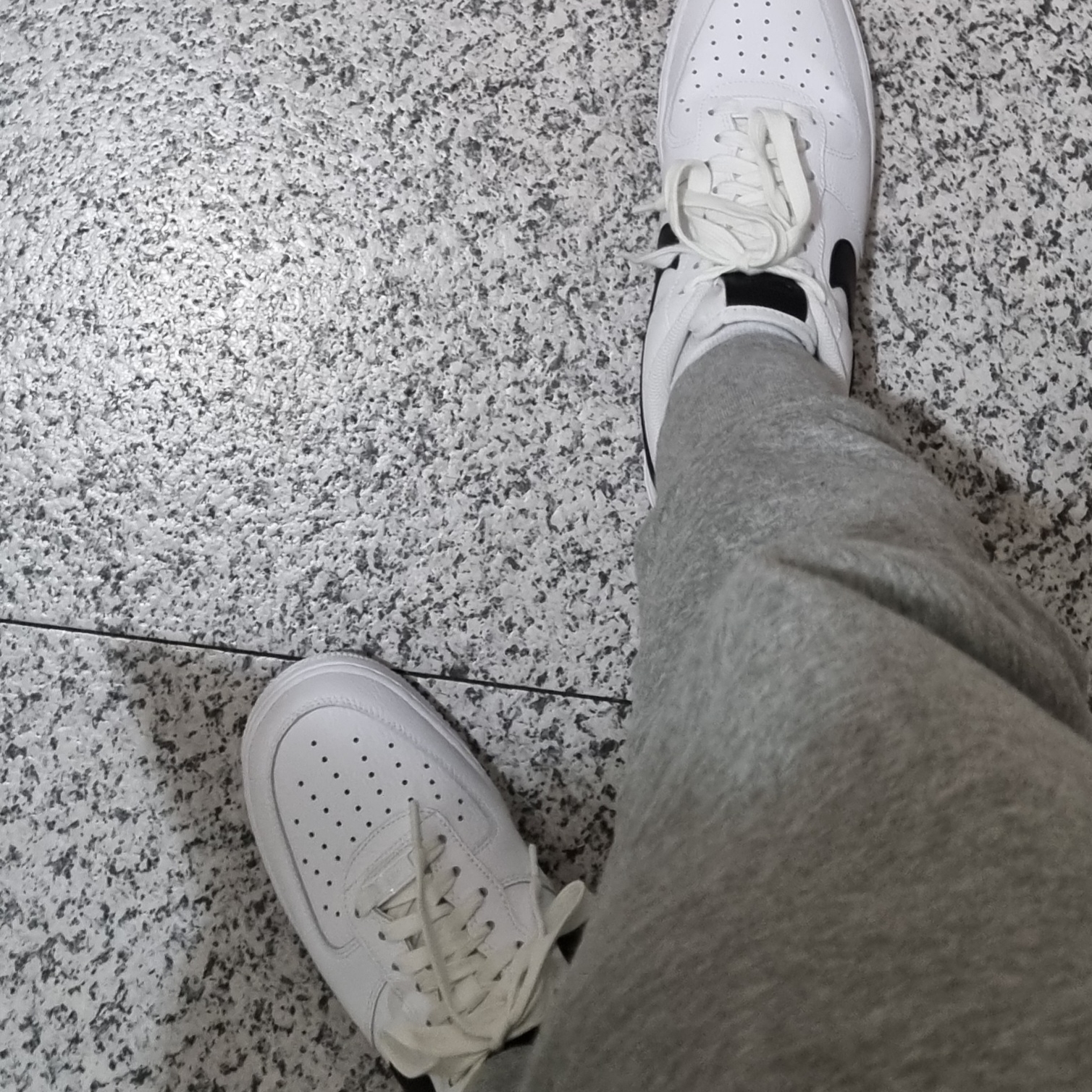 (W) Nike Air Force 1 '07 Low White Black 착용 스타일 - 4