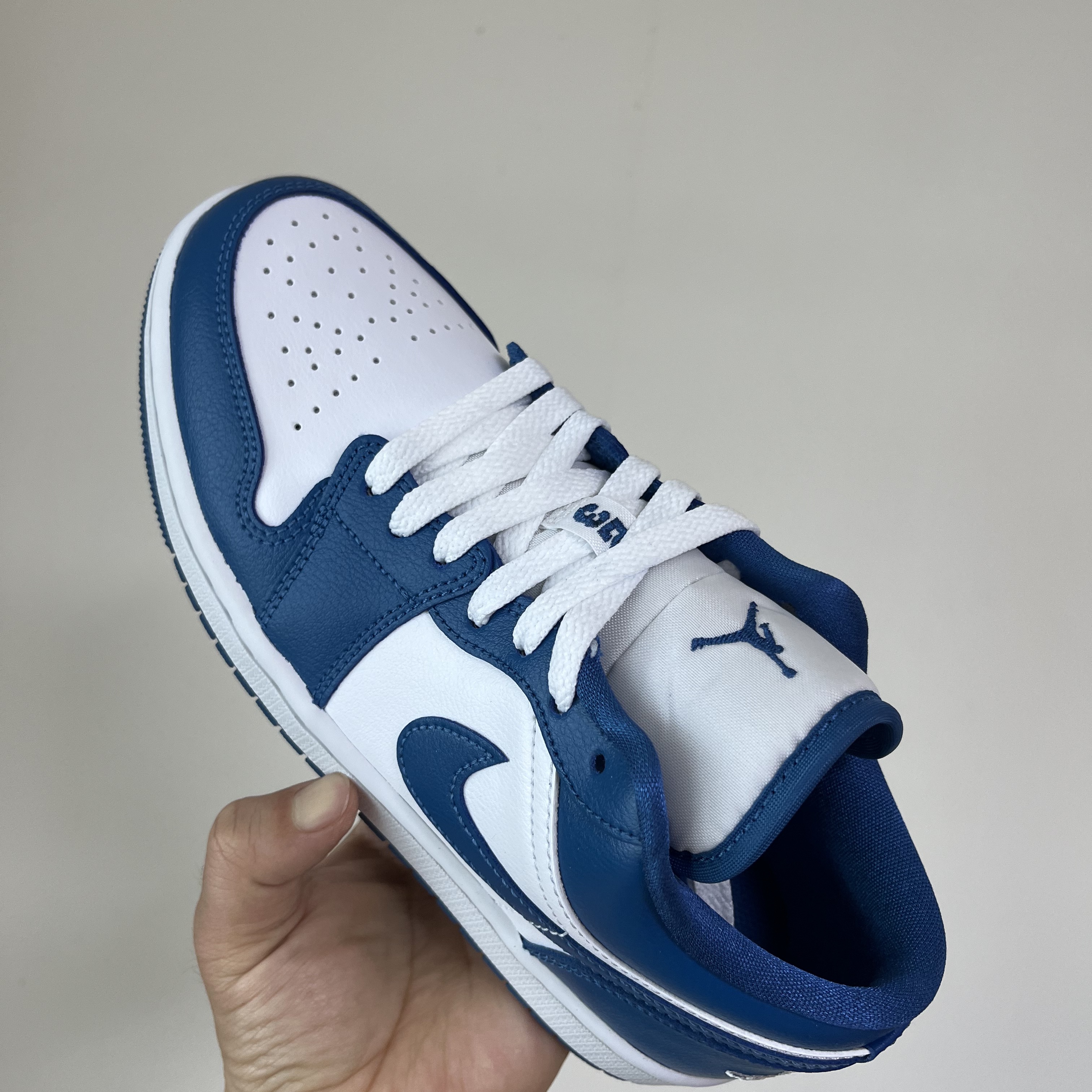 (W) Jordan 1 Low White Dark Marina Blue 착용 스타일 - 3