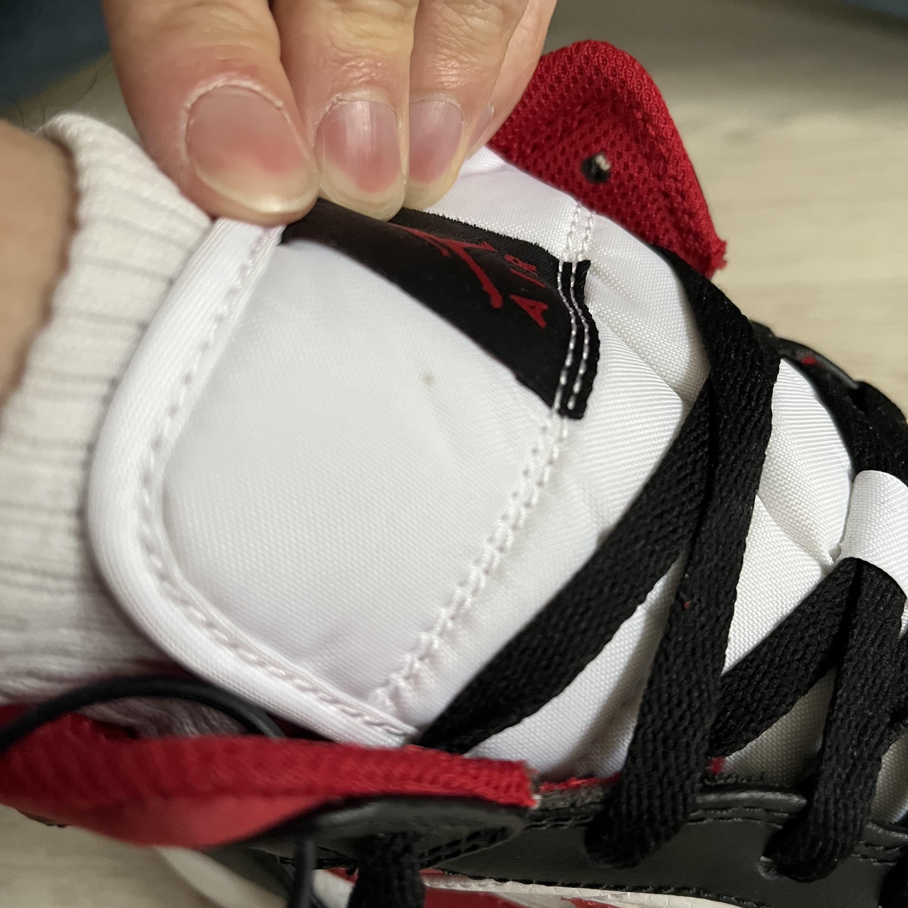 Jordan 1 Mid Gym Red Black White 착용 스타일 - 2