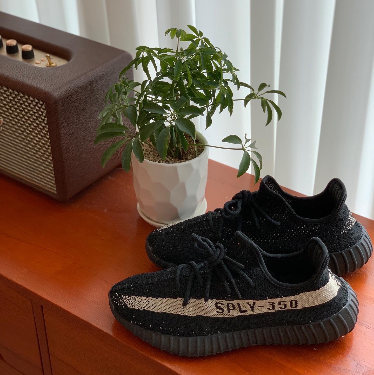 Adidas Yeezy Boost 350 V2 Core Black White 2022 착용 스타일 - 3