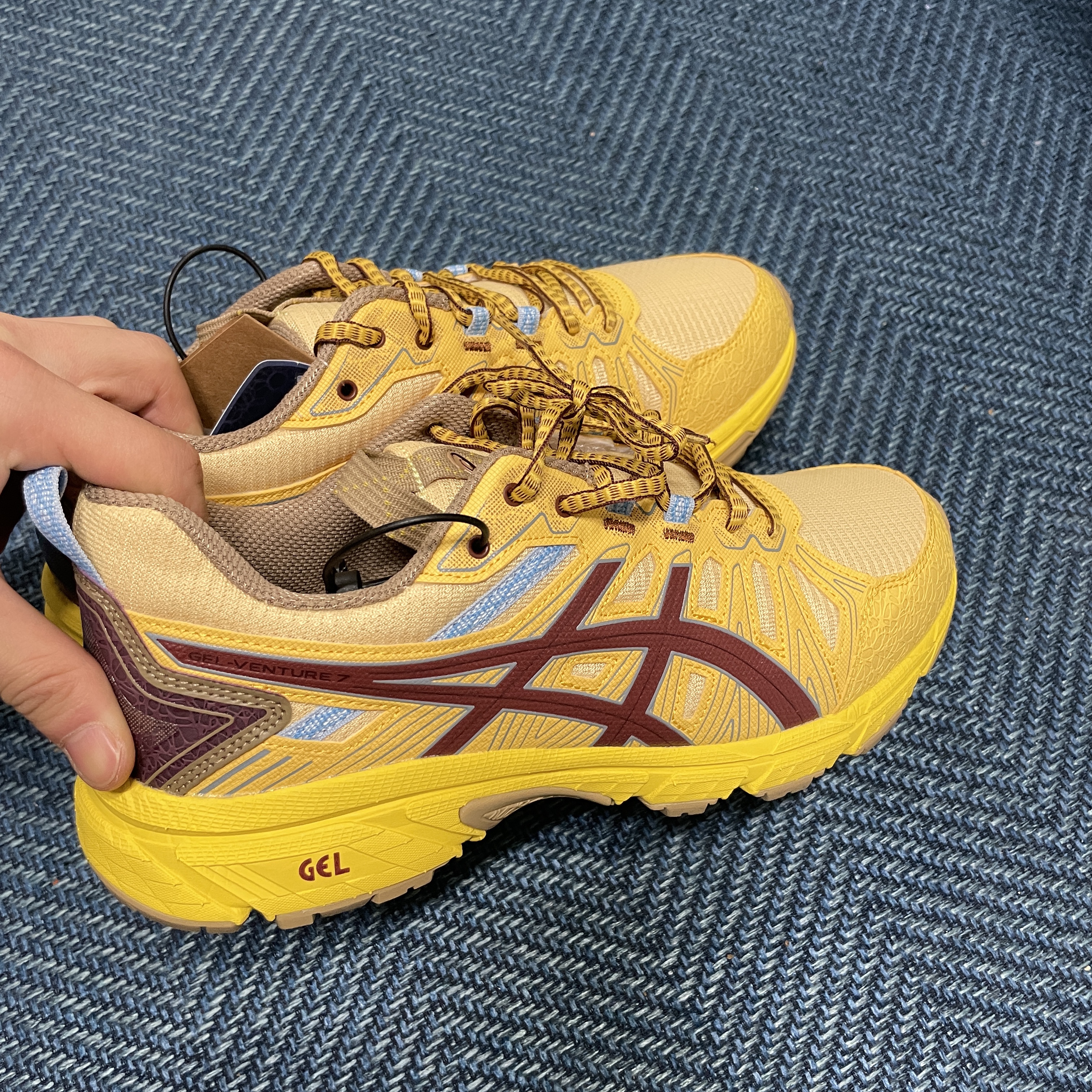 Asics HN1-S Gel-Venture 7 Yellow Ox Brown 착용 스타일