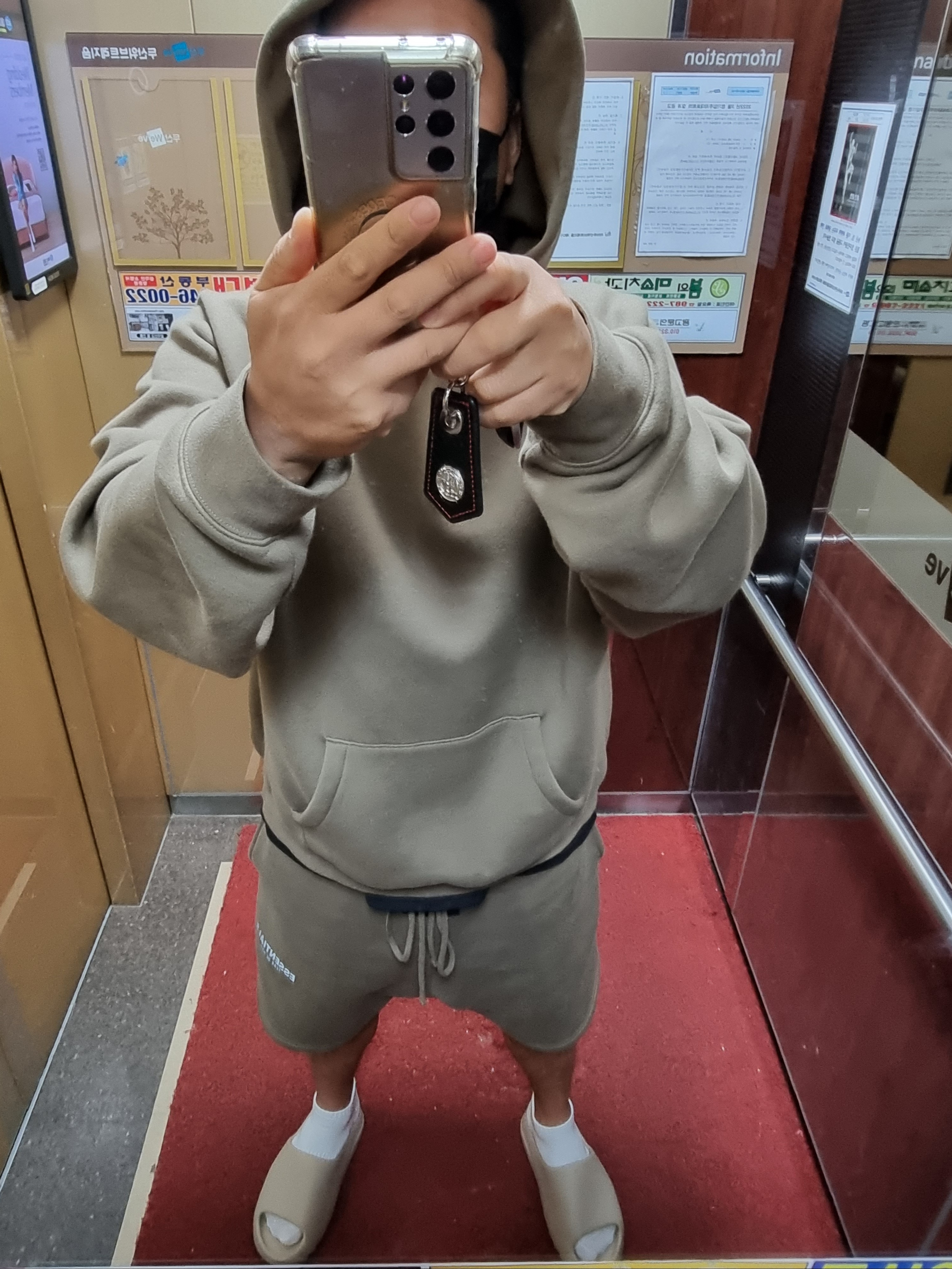 Essentials Pull-Over Hoodie Harvest - 21FW, Essentials Sweatshorts Harvest - 21FW 착용 스타일 - 2