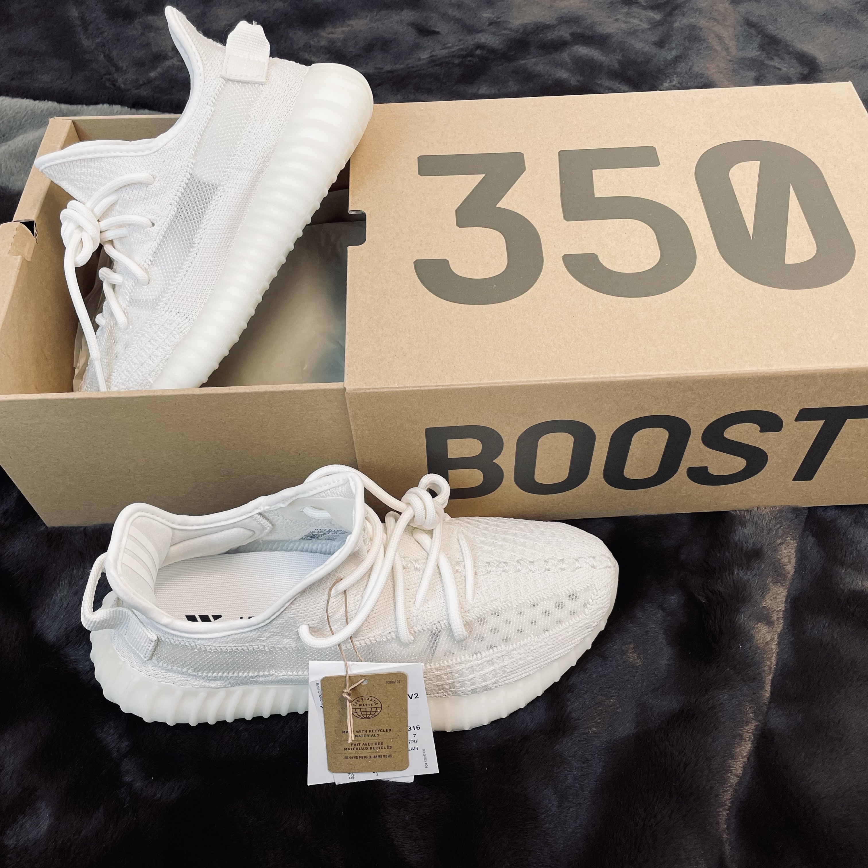 Adidas Yeezy Boost 350 V2 Bone 착용 스타일