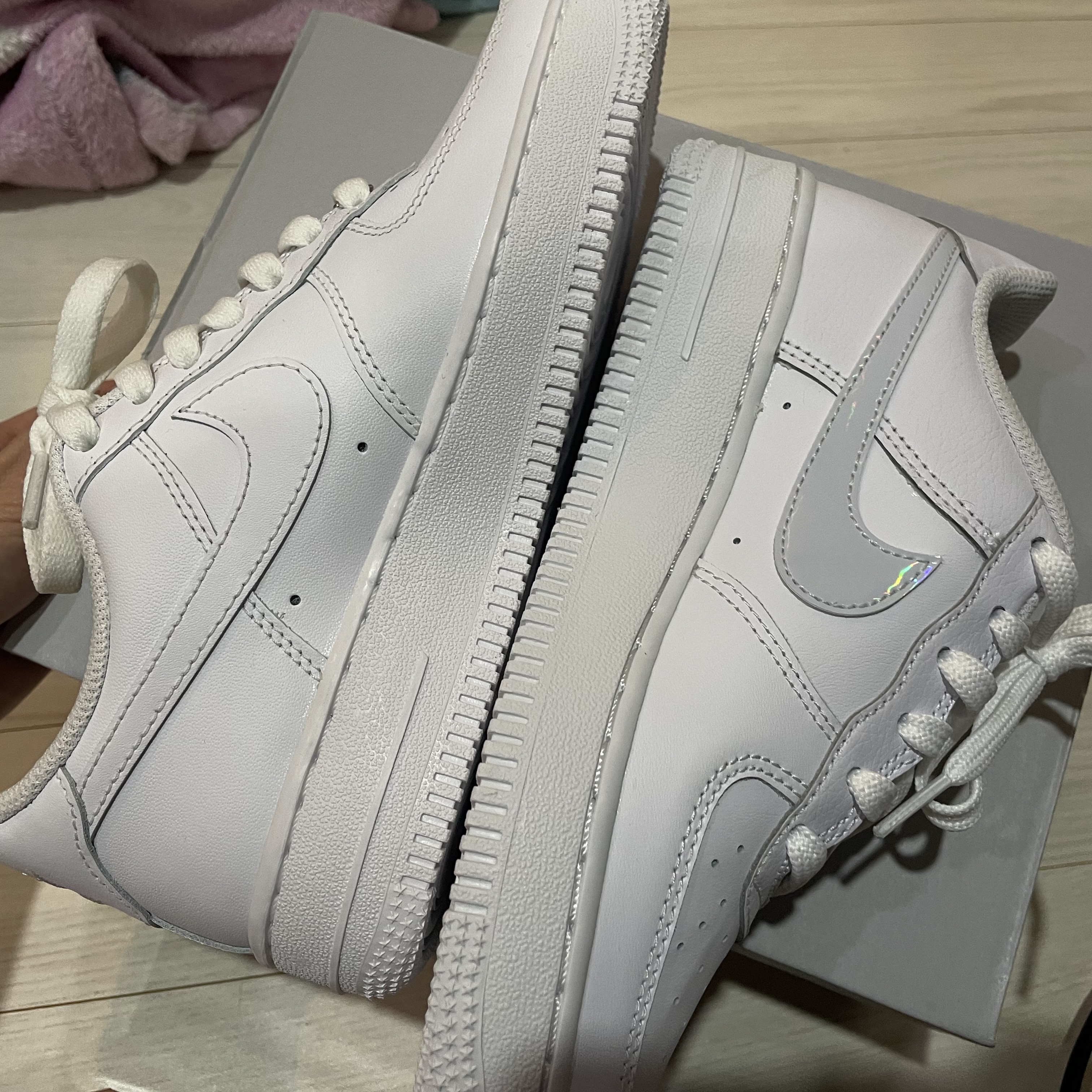 (W) Nike Air Force 1 '07 Low White, (GS) Nike Air Force 1 White Aura 착용 스타일 - 1