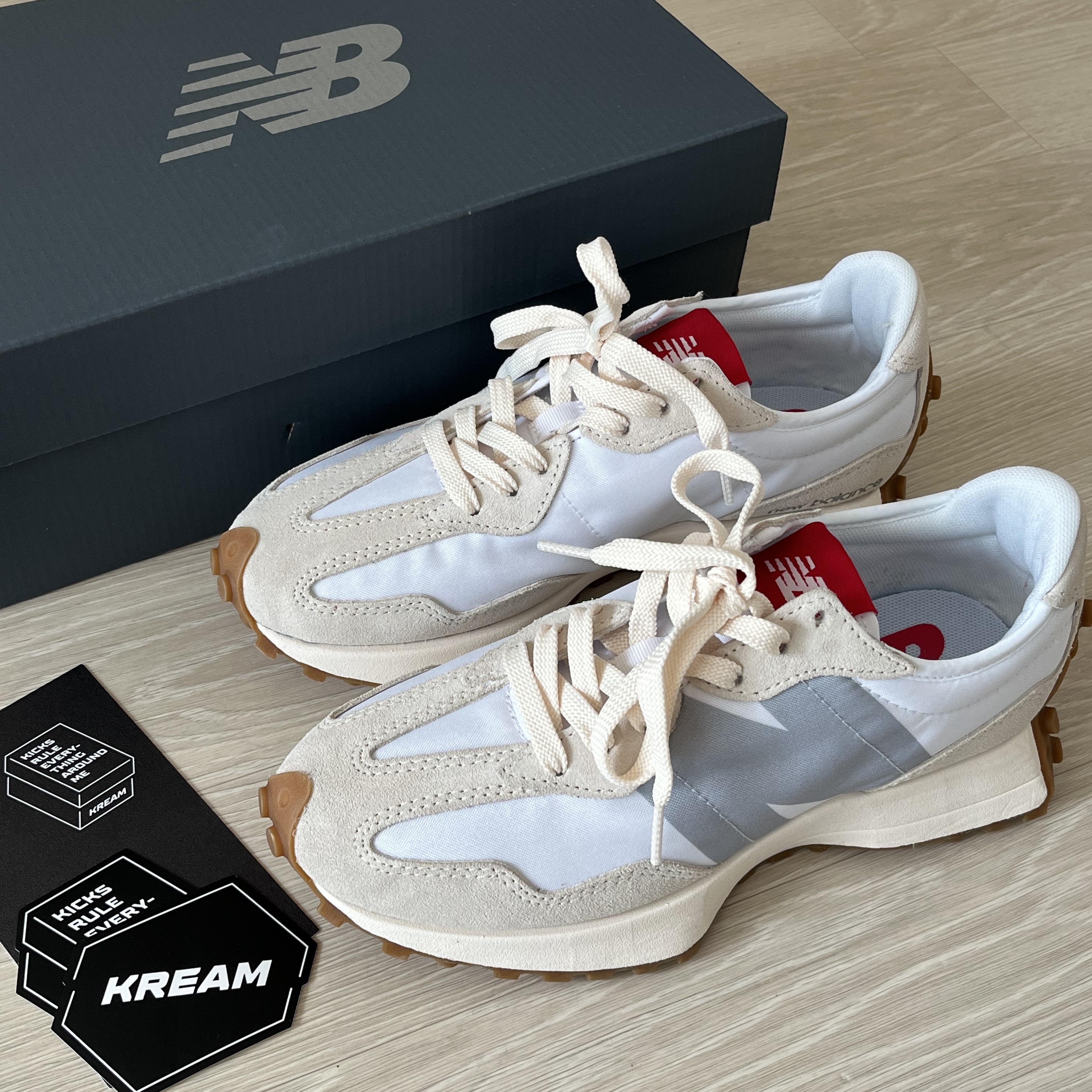 New Balance 327 White Silver Gum 착용 스타일