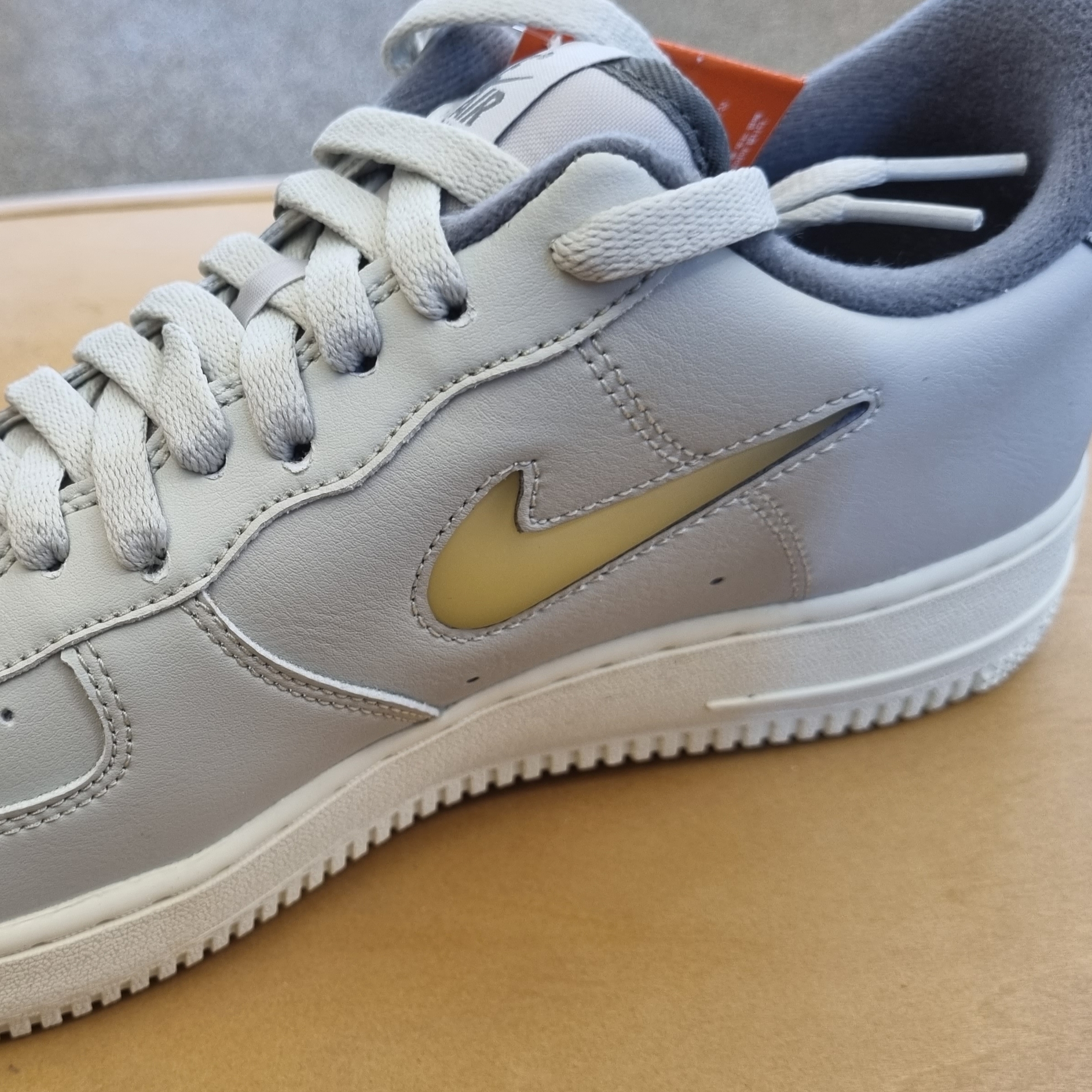Nike Air Force 1 '07 LX Light Bone and Coconut Milk 착용 스타일 - 1