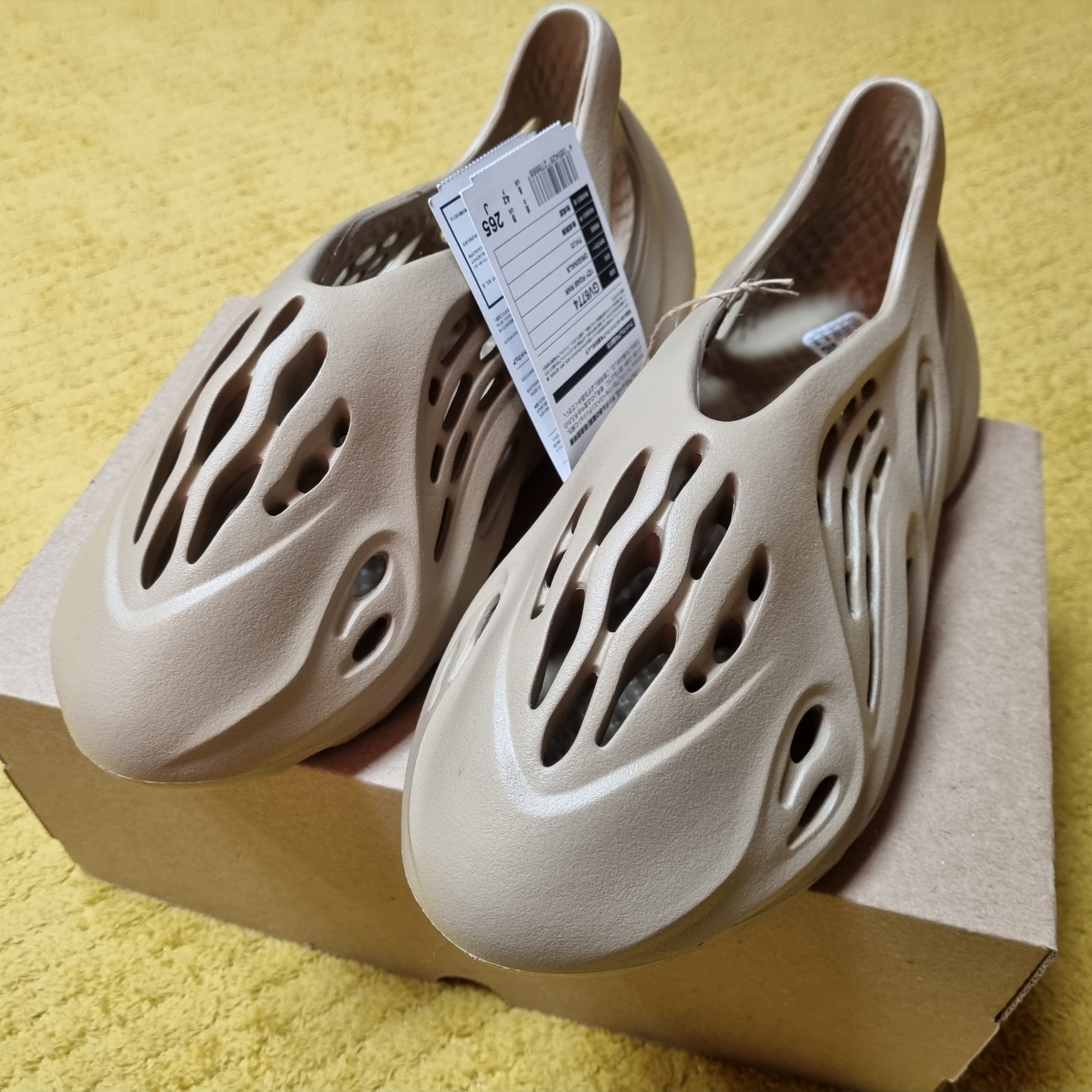 Adidas Yeezy Foam RNNR Mist 착용 스타일