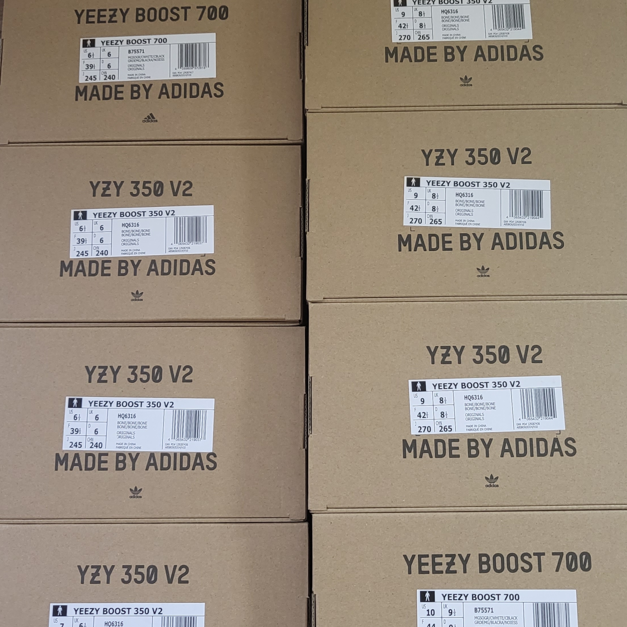 Adidas Yeezy Boost 350 V2 Bone, Adidas Yeezy Boost 700 Wave Runner Solid Grey 2021/2022 착용 스타일
