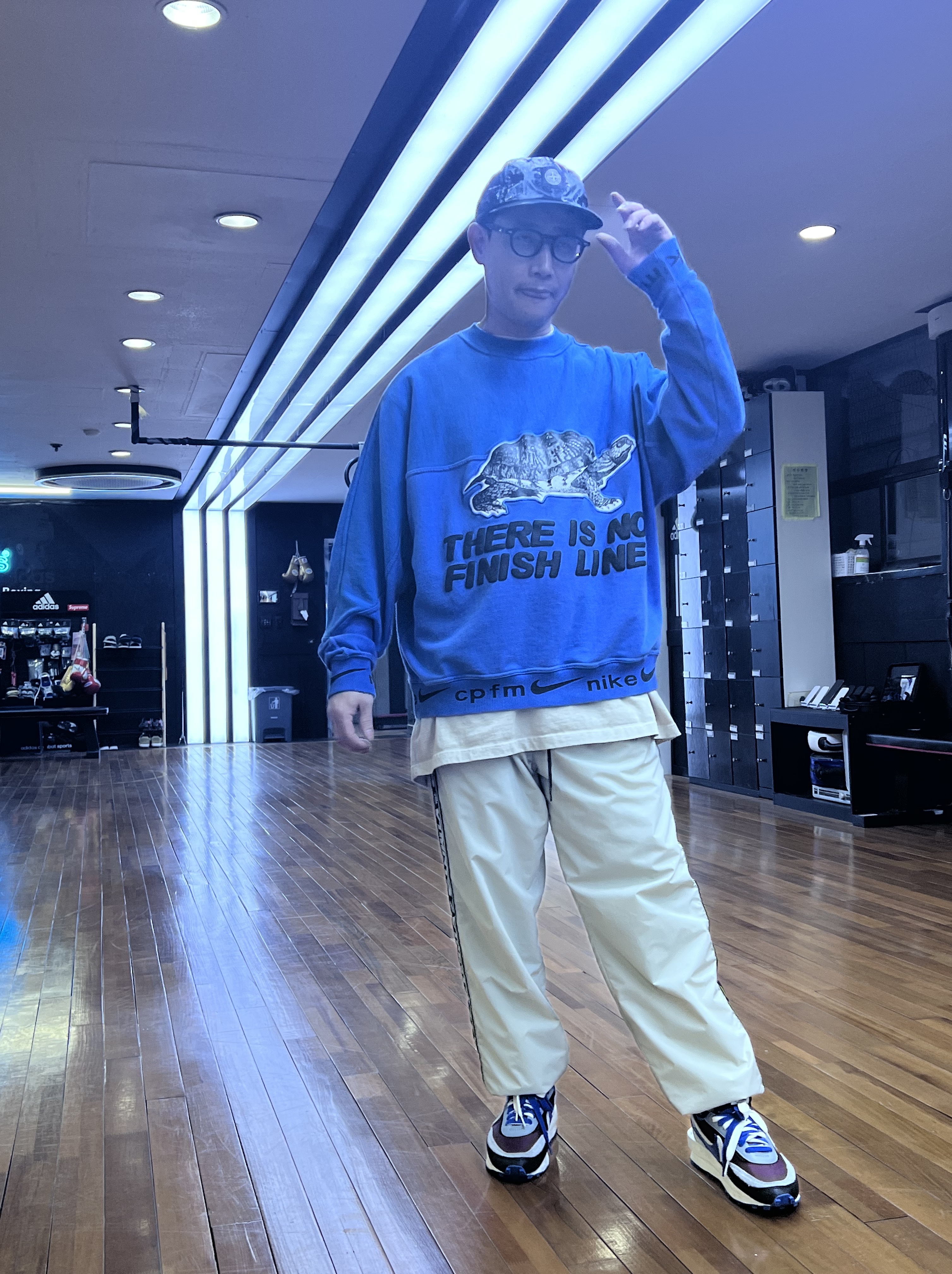 Nike x Sacai x Undercover LDWaffle Night Maroon Team Royal, Nike x Cactus Plant Flea Market Fleece Crewneck Blue 착용 스타일 - 1