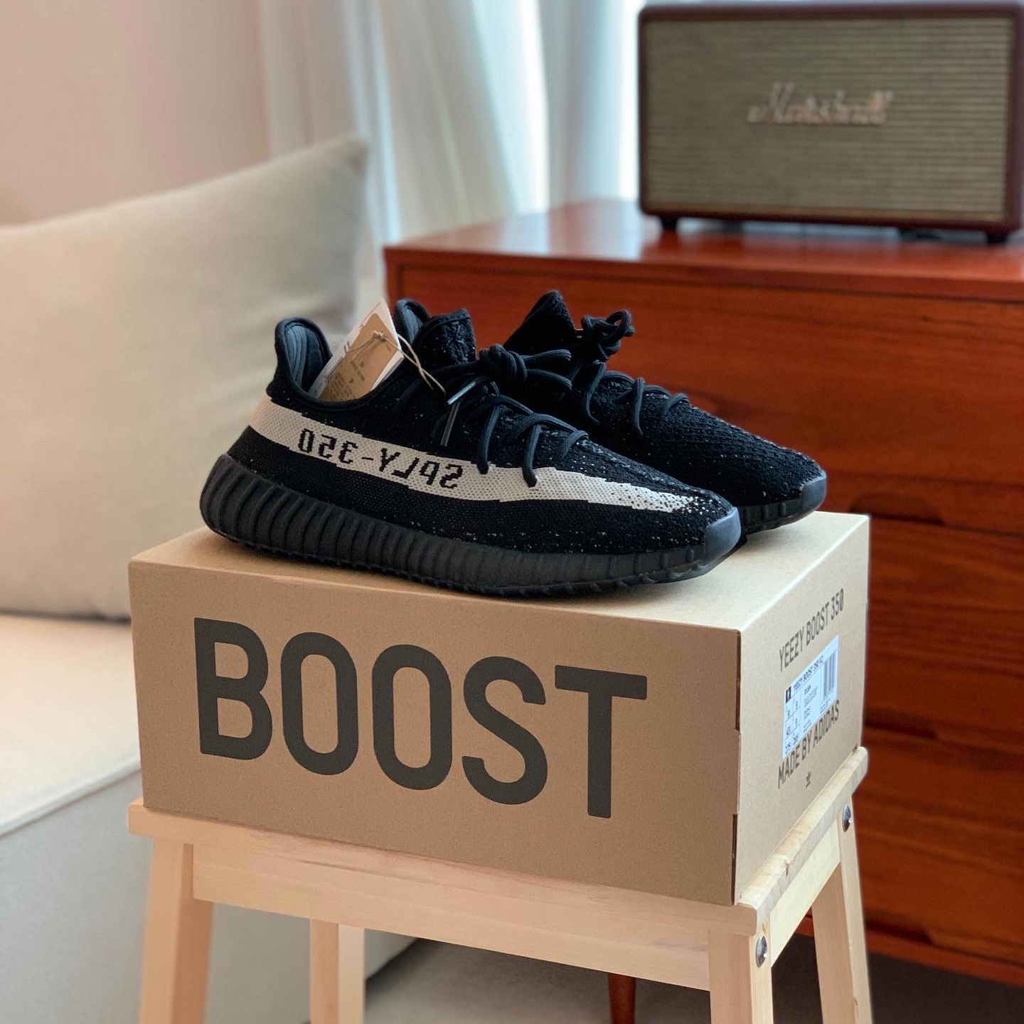 Adidas Yeezy Boost 350 V2 Core Black White 2022 착용 스타일 - 1
