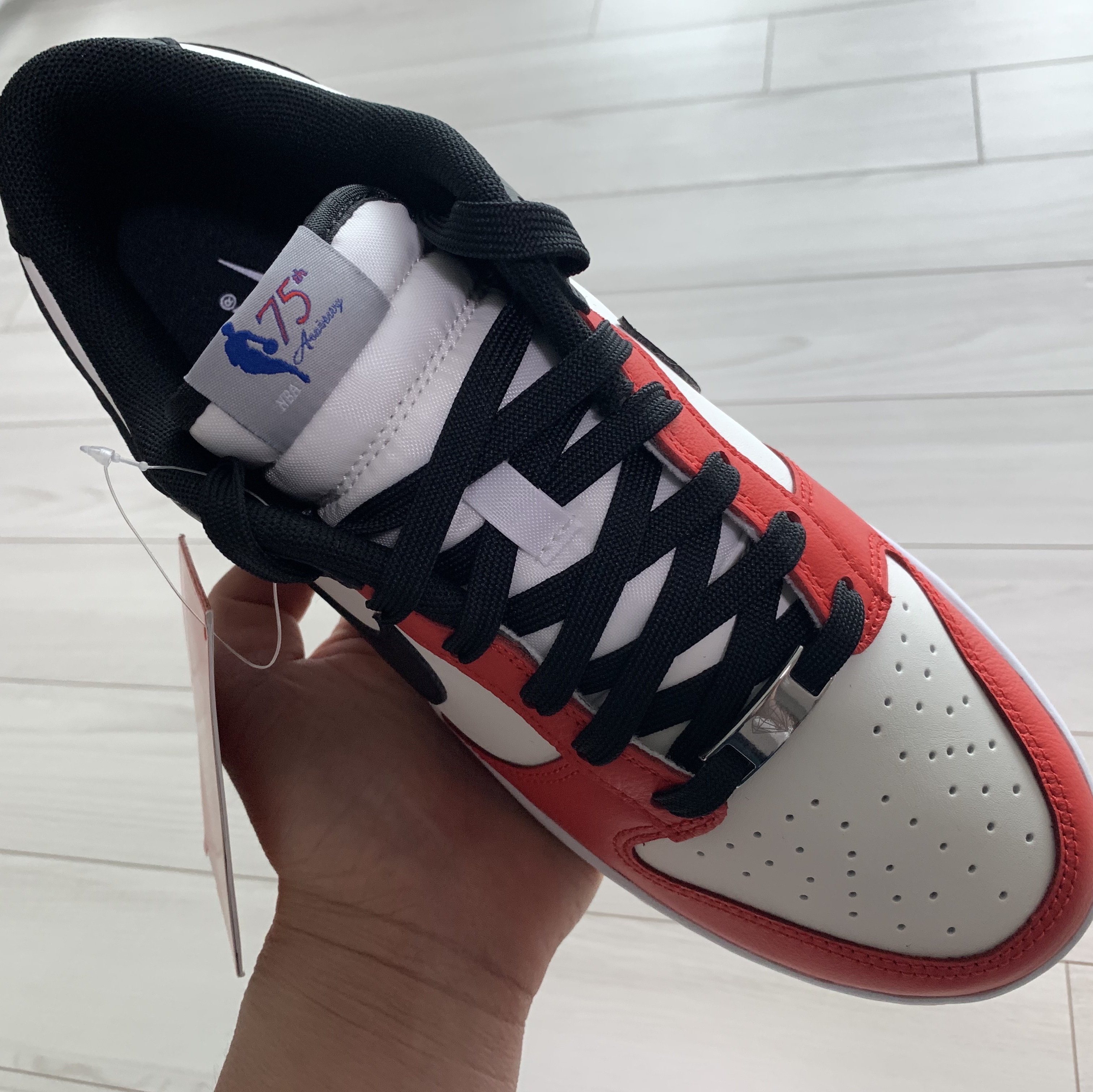 Nike x NBA Dunk Low Retro EMB Black and Chile Red 착용 스타일 - 2
