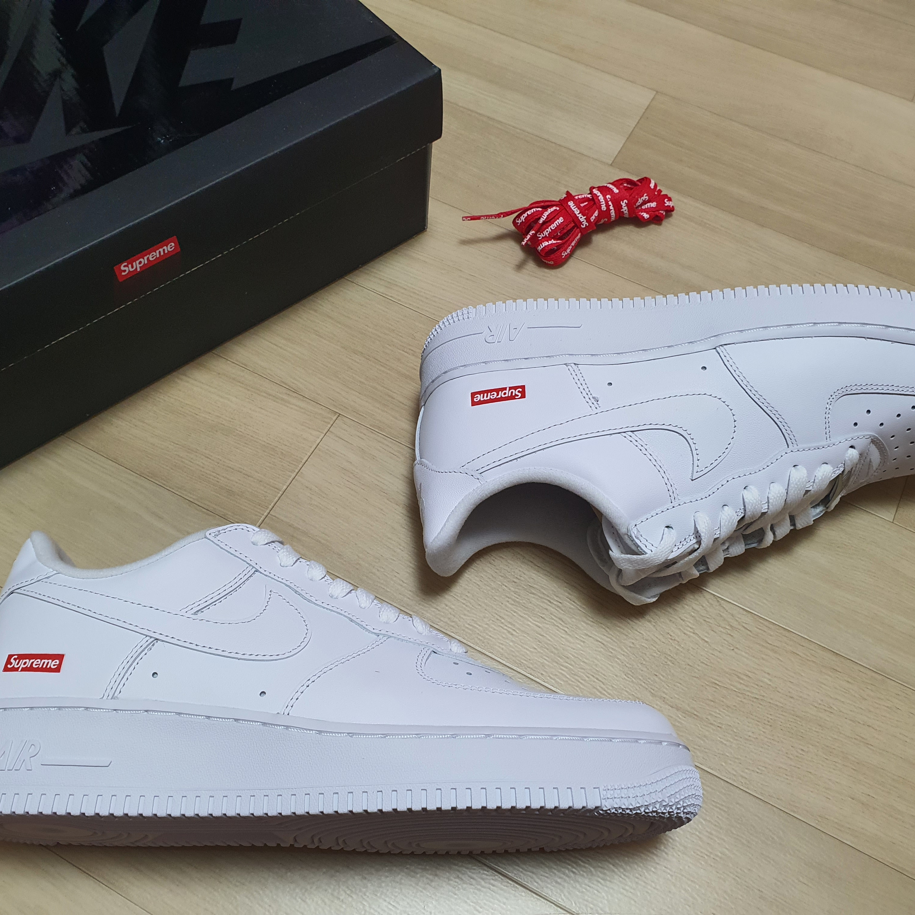 Nike x Supreme Air Force 1 Low White 착용 스타일 - 1
