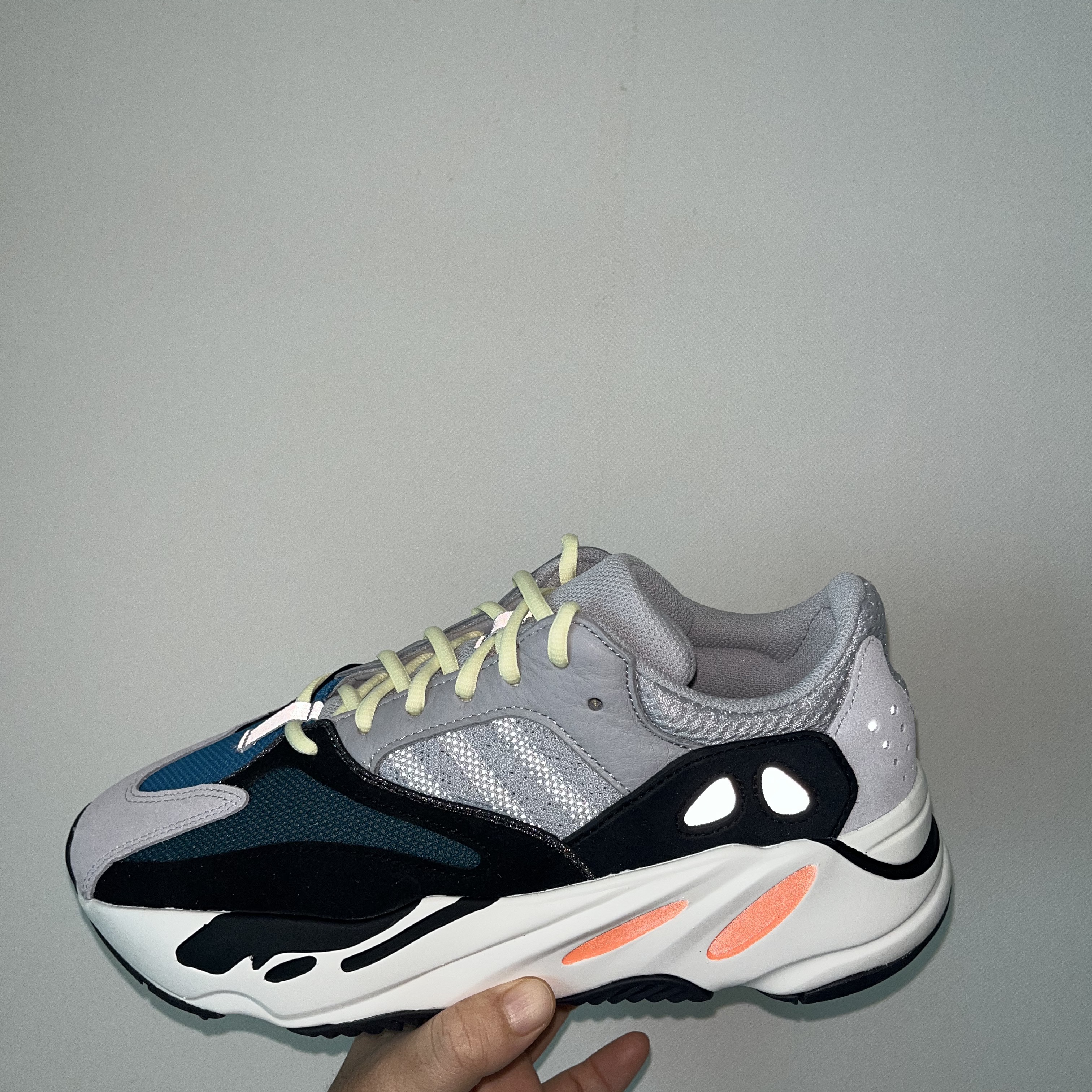 Adidas Yeezy Boost 700 Wave Runner Solid Grey 2021/2022 착용 스타일 - 3