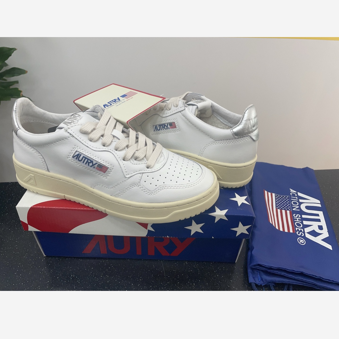 (W) Autry Medalist Low Leather Sneakers White Silver 착용 스타일