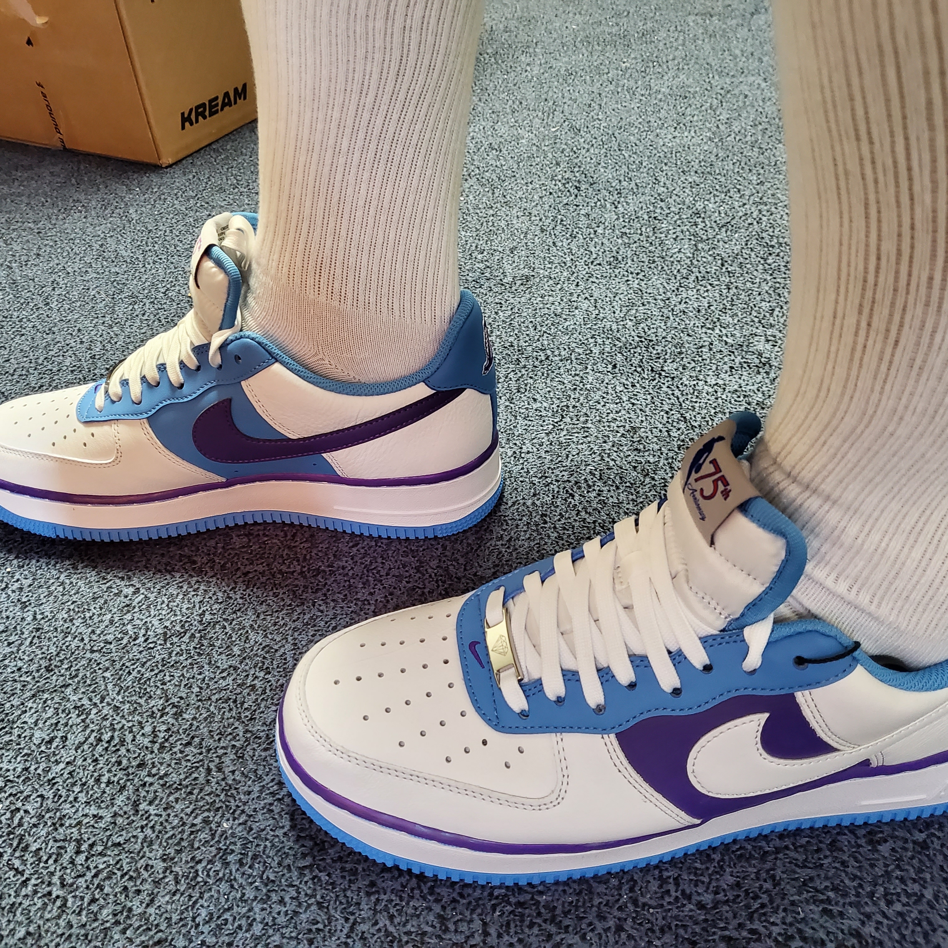 Nike x NBA Air Force 1 '07 LV8 EMB White and Coast Field, Nike x NBA Air Force 1 '07 LV8 EMB Black and Chile Red 착용 스타일