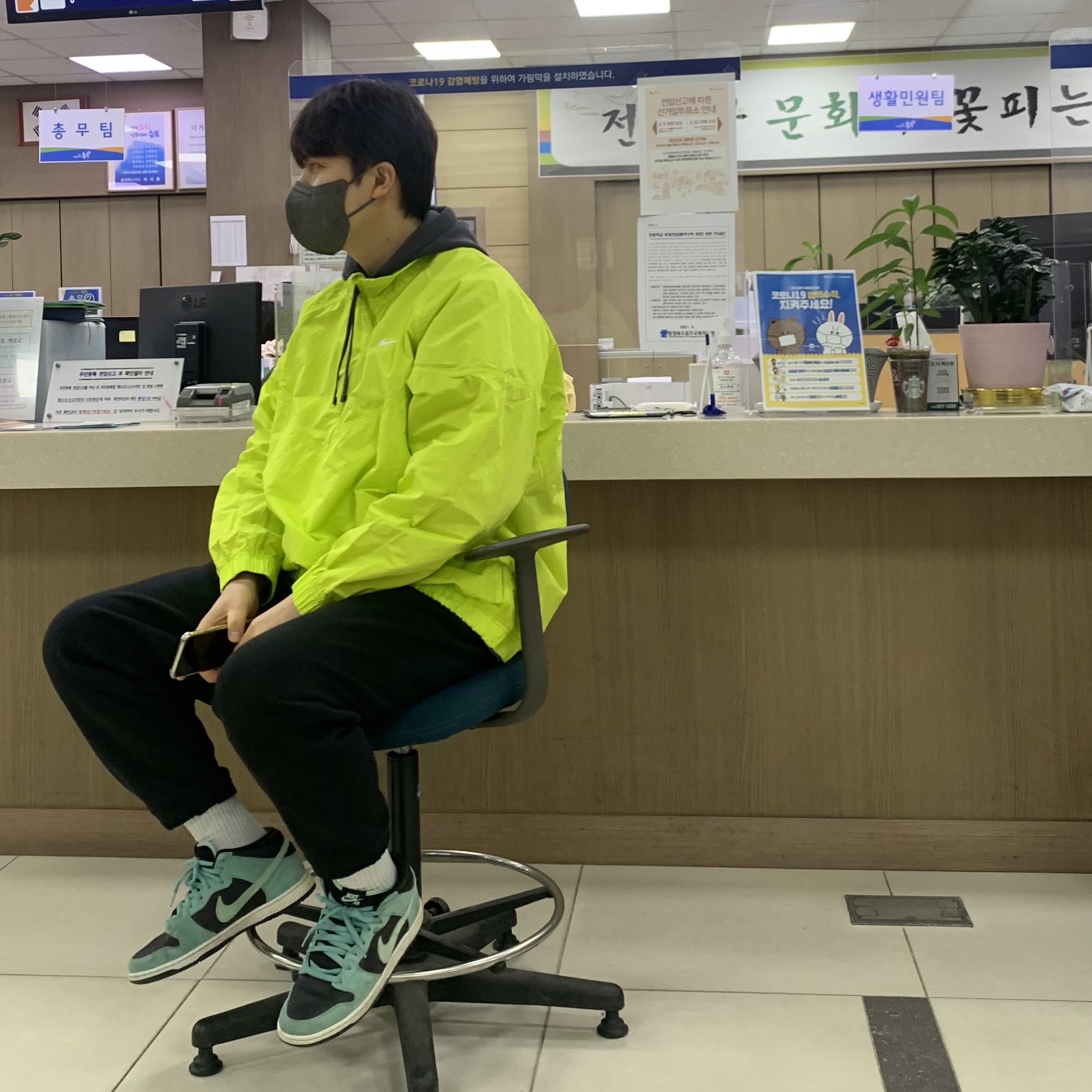 Nike x Stussy Windrunner Jacket Bright Cactus 착용 스타일
