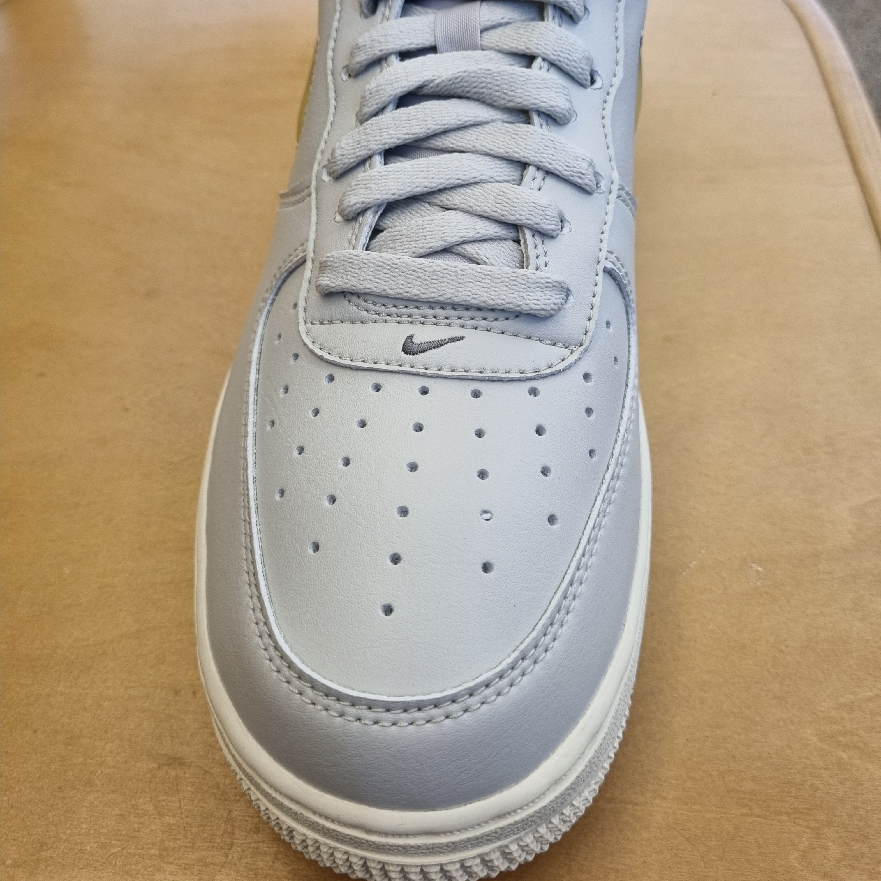 Nike Air Force 1 '07 LX Light Bone and Coconut Milk 착용 스타일 - 2