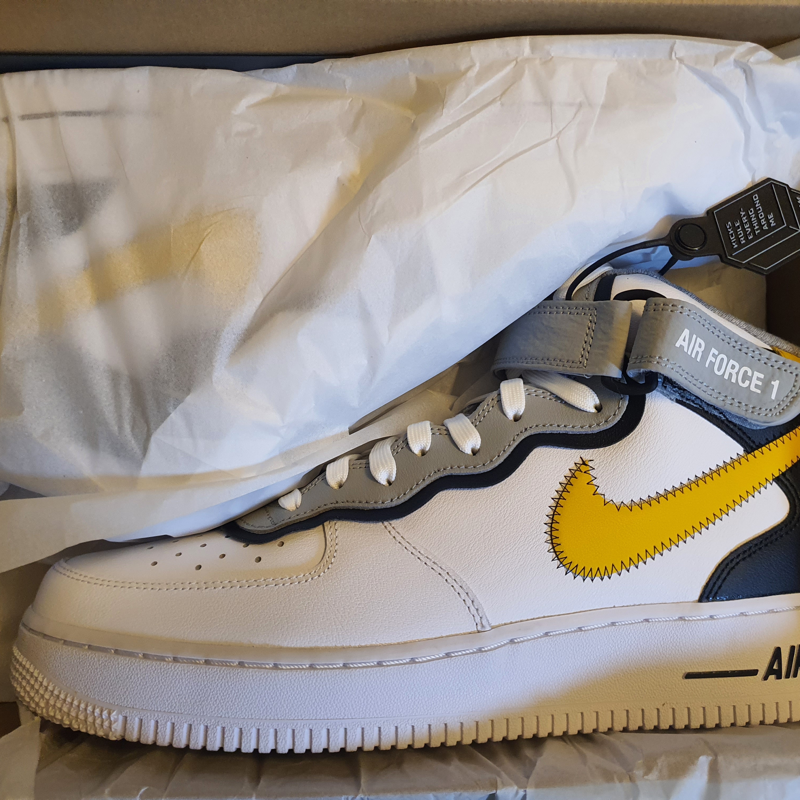 Nike Air Force 1 Mid '07 LV8 Athletic Club White Dark Sulfur 착용 스타일 - 4
