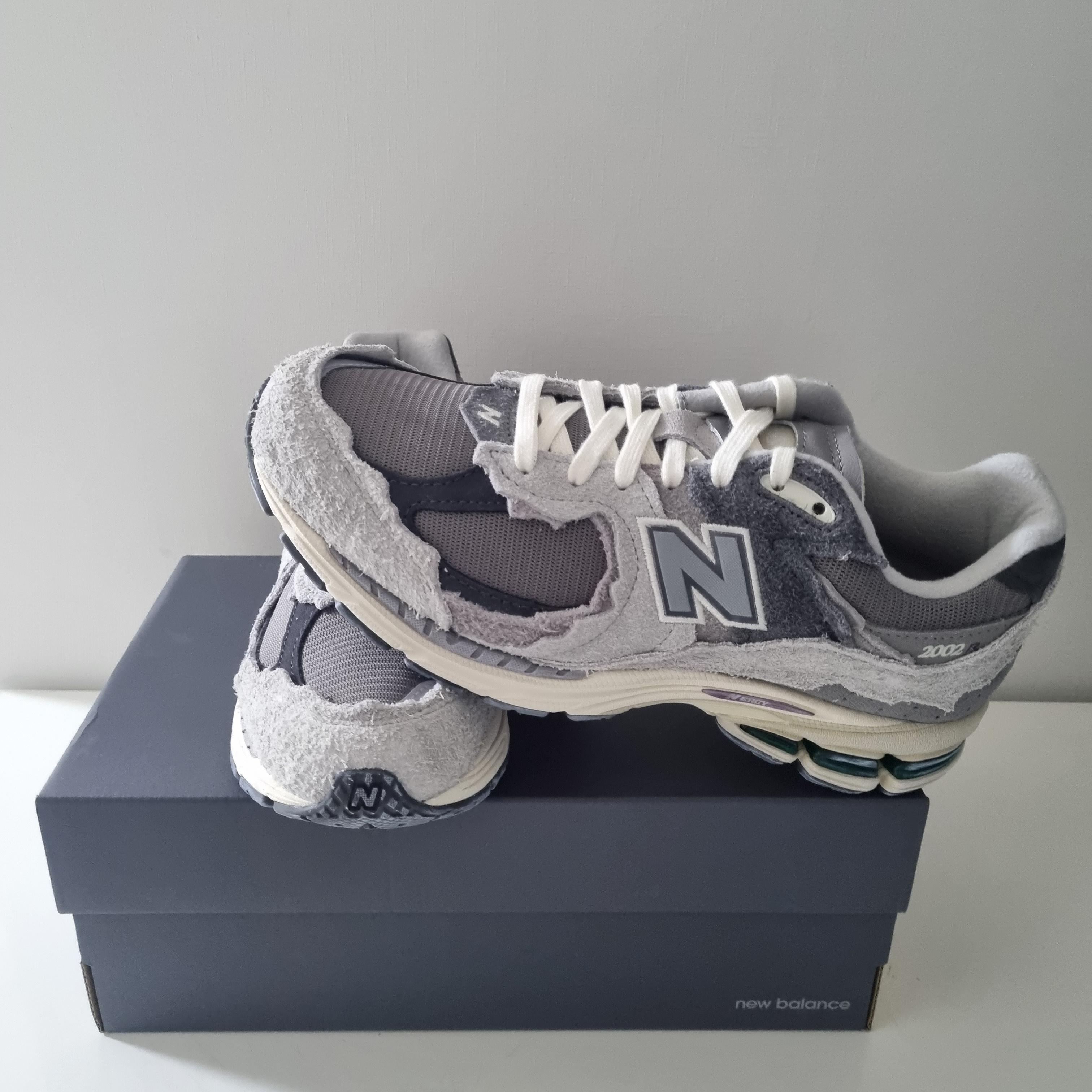 New Balance 2002R Protection Pack Rain Cloud 착용 스타일