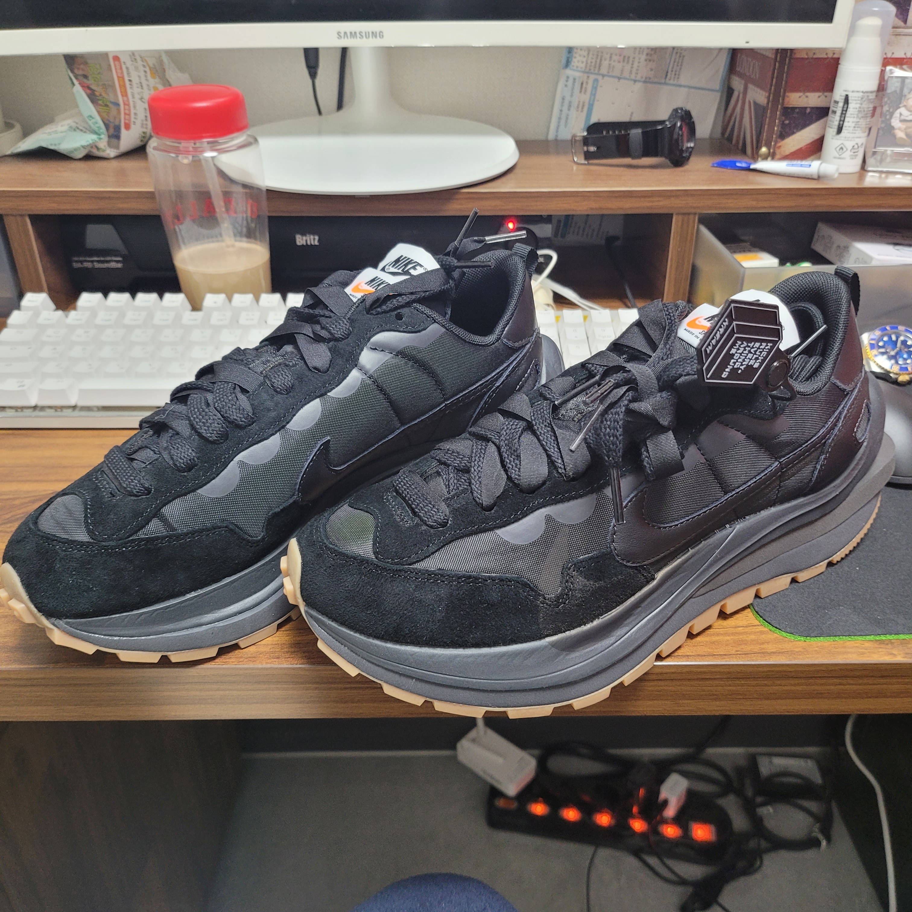 Nike x Sacai VaporWaffle Black and Gum, Jordan 1 x Travis Scott x Fragment Retro Low OG SP Military Blue 착용 스타일 - 1