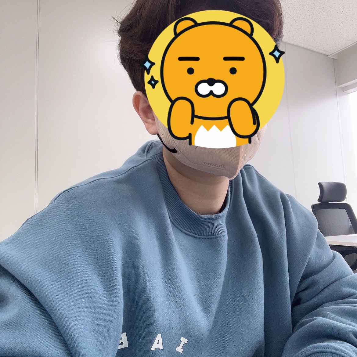 IAB Studio Crewneck Sky Blue 착용 스타일