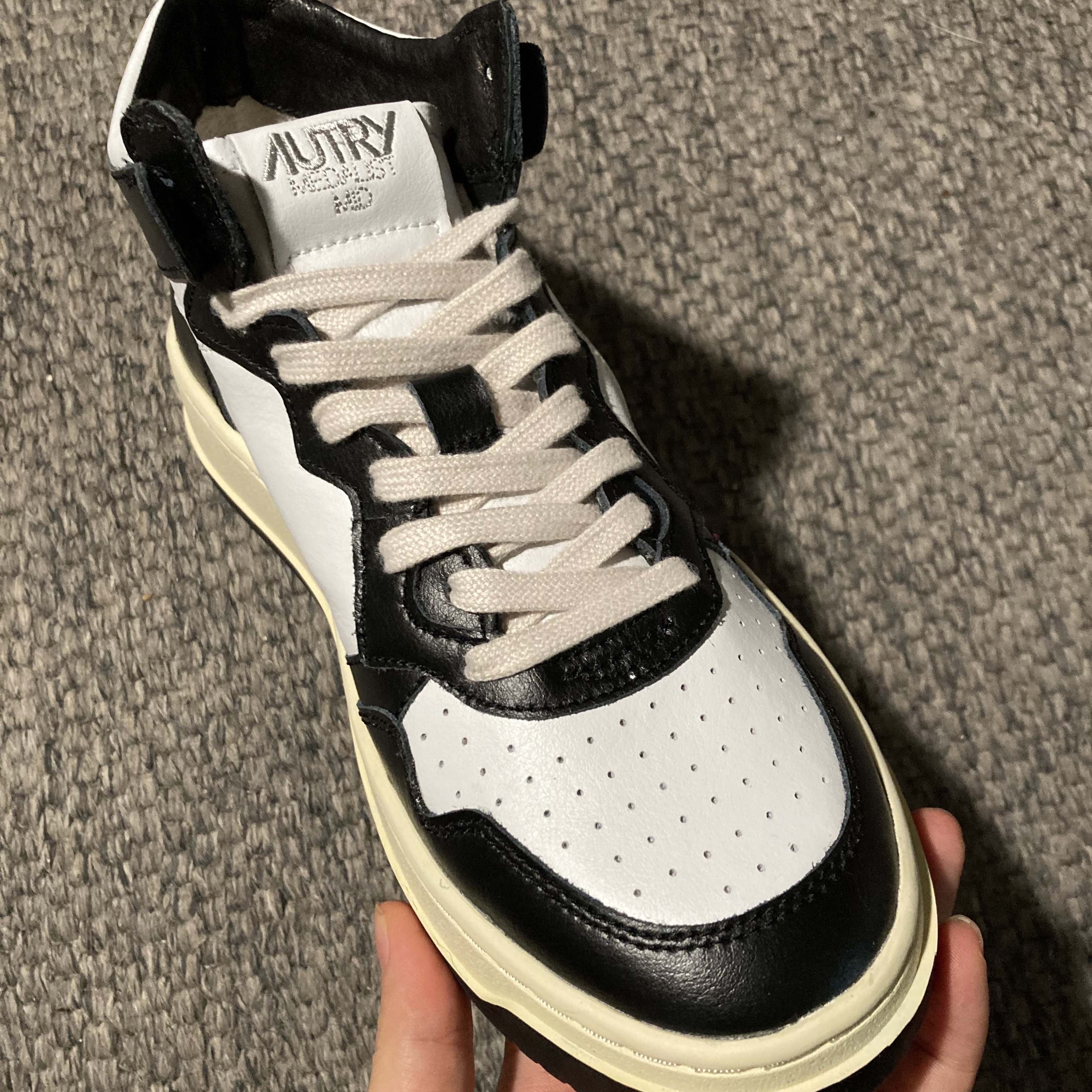 Autry Medalist Mid Leather Sneakers Black White 착용 스타일 - 2