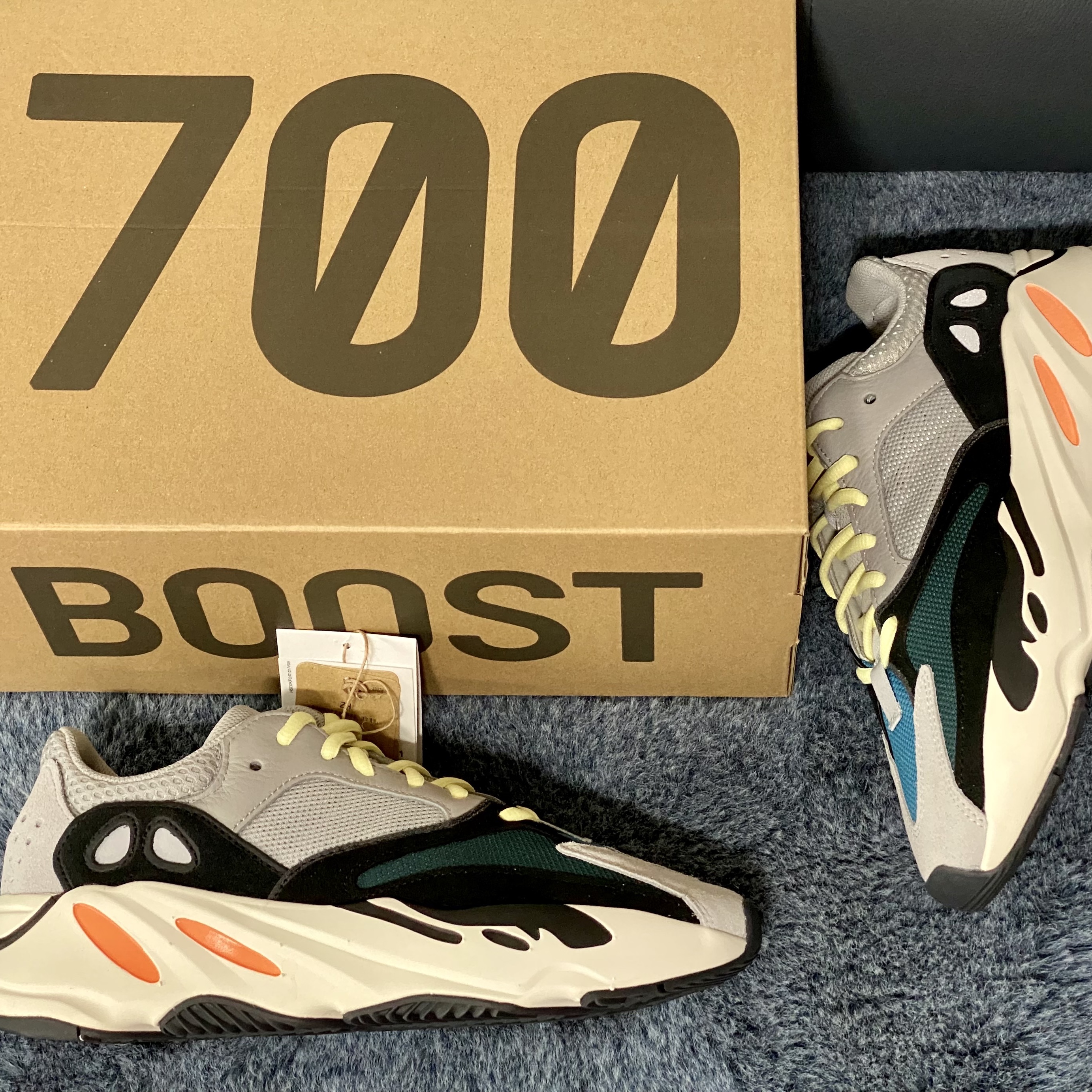 Adidas Yeezy Boost 700 Wave Runner Solid Grey 2021/2022 착용 스타일 - 2