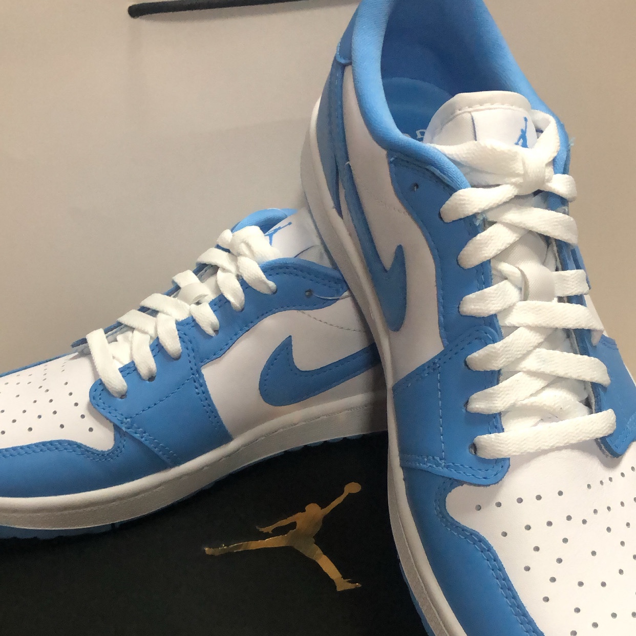 Jordan 1 Low Golf White and University Blue 착용 스타일