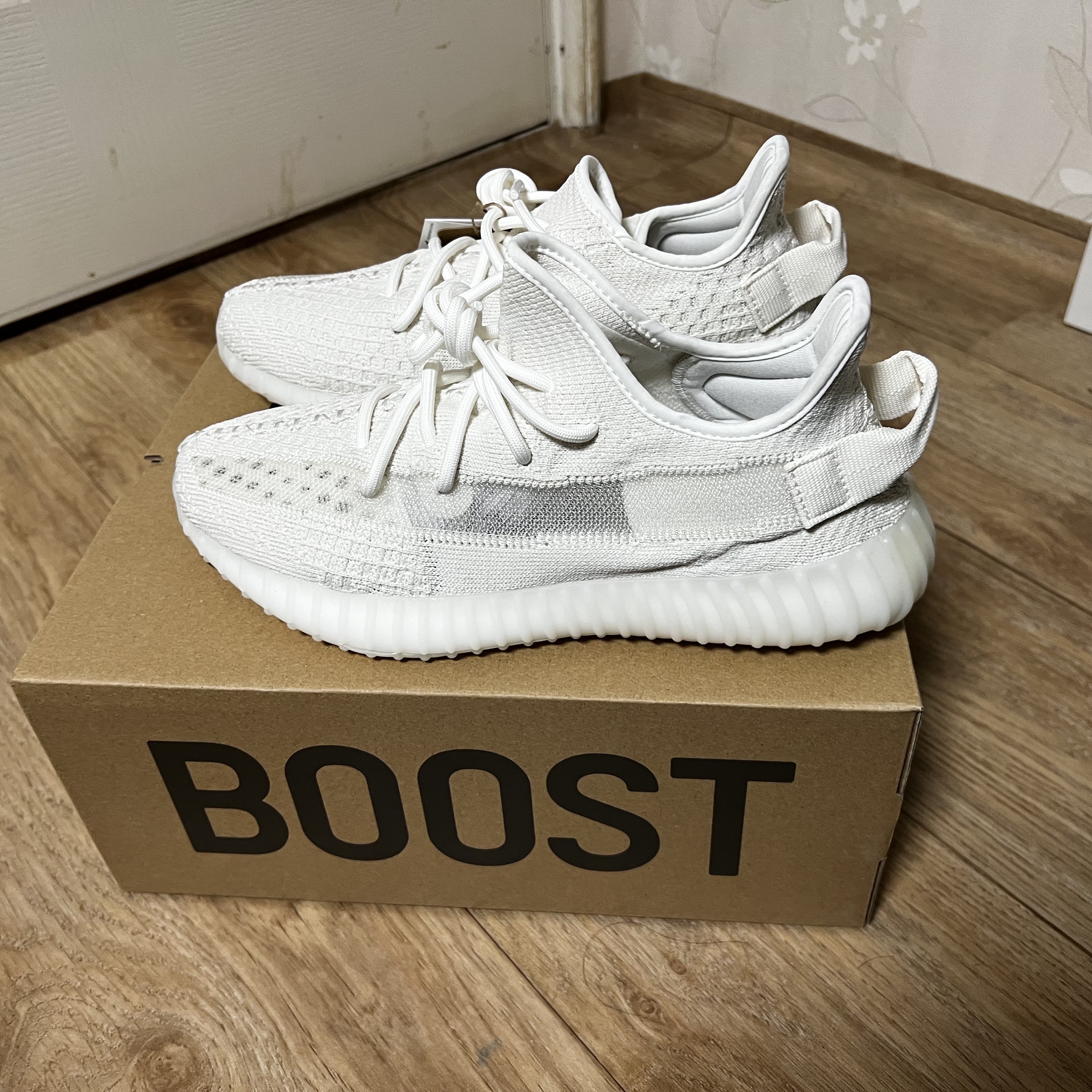 Adidas Yeezy Boost 350 V2 Bone 착용 스타일