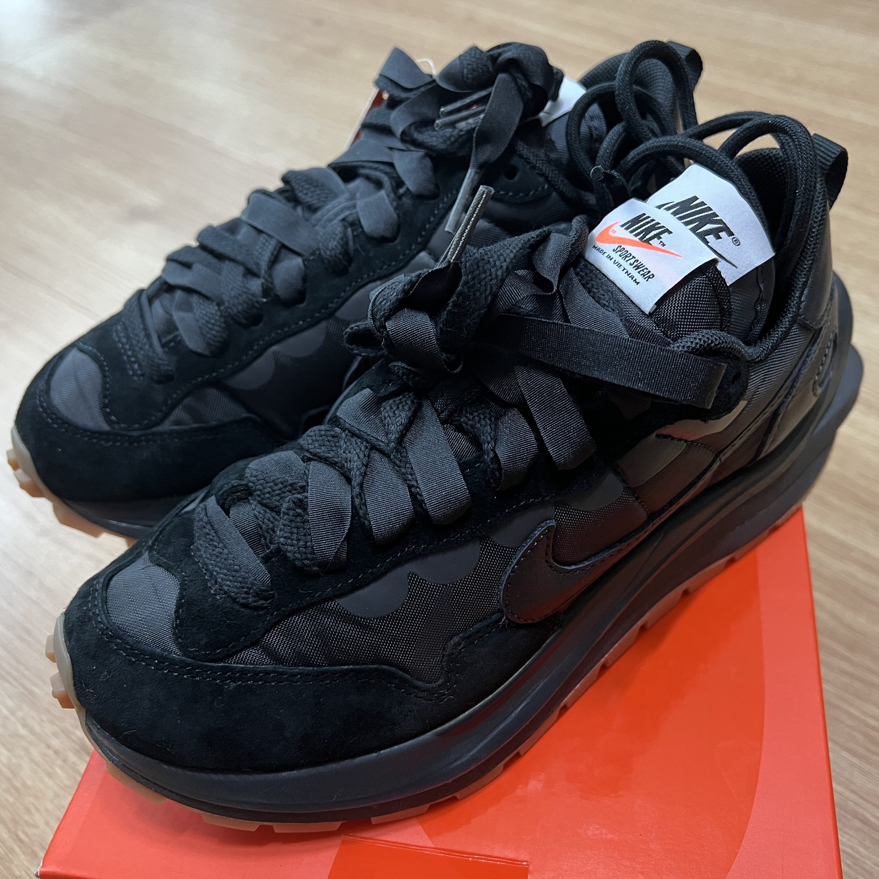 Nike x Sacai VaporWaffle Black and Gum 착용 스타일 - 2