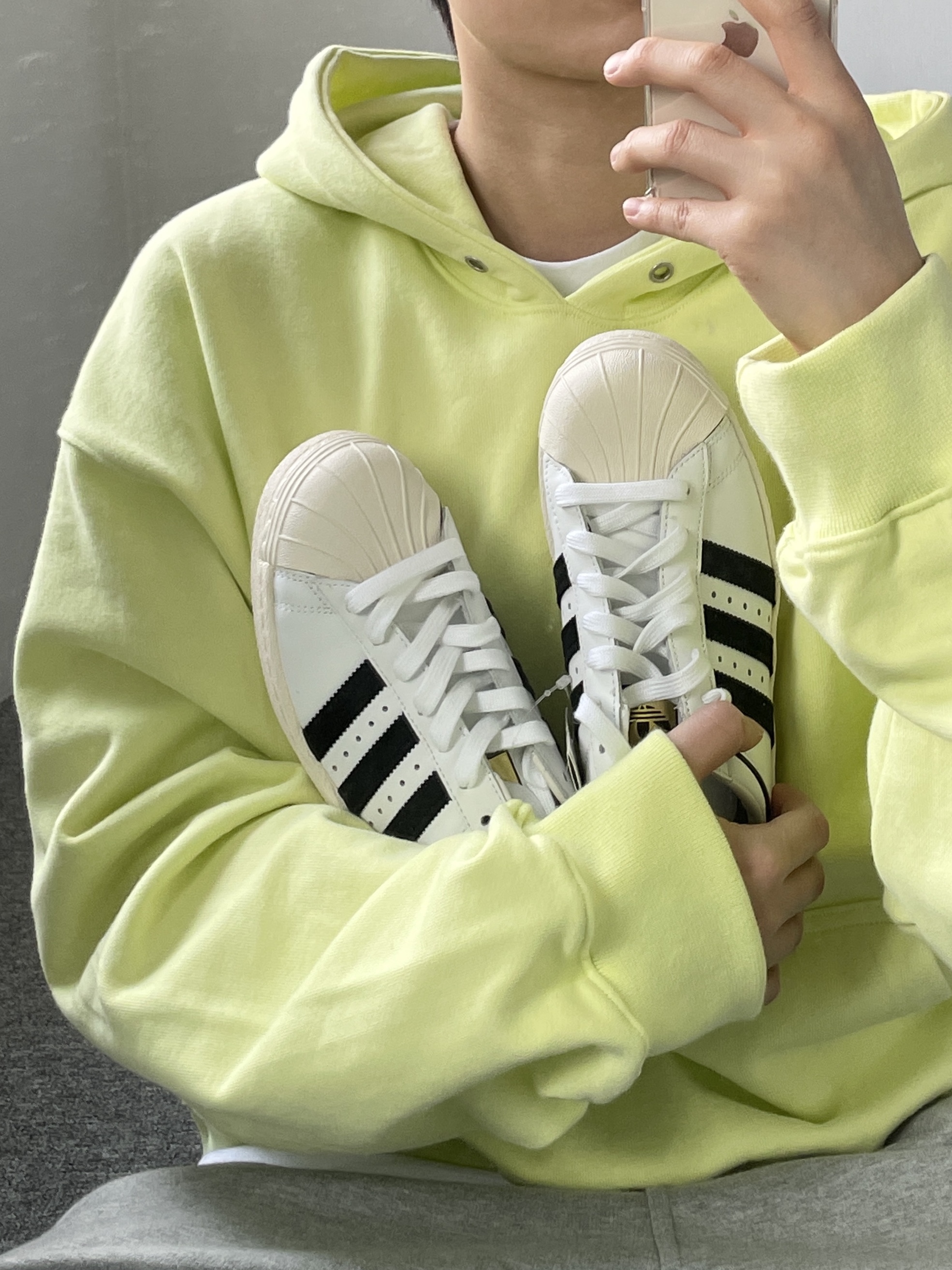 Adidas Superstar 80s White Black 착용 스타일 - 1