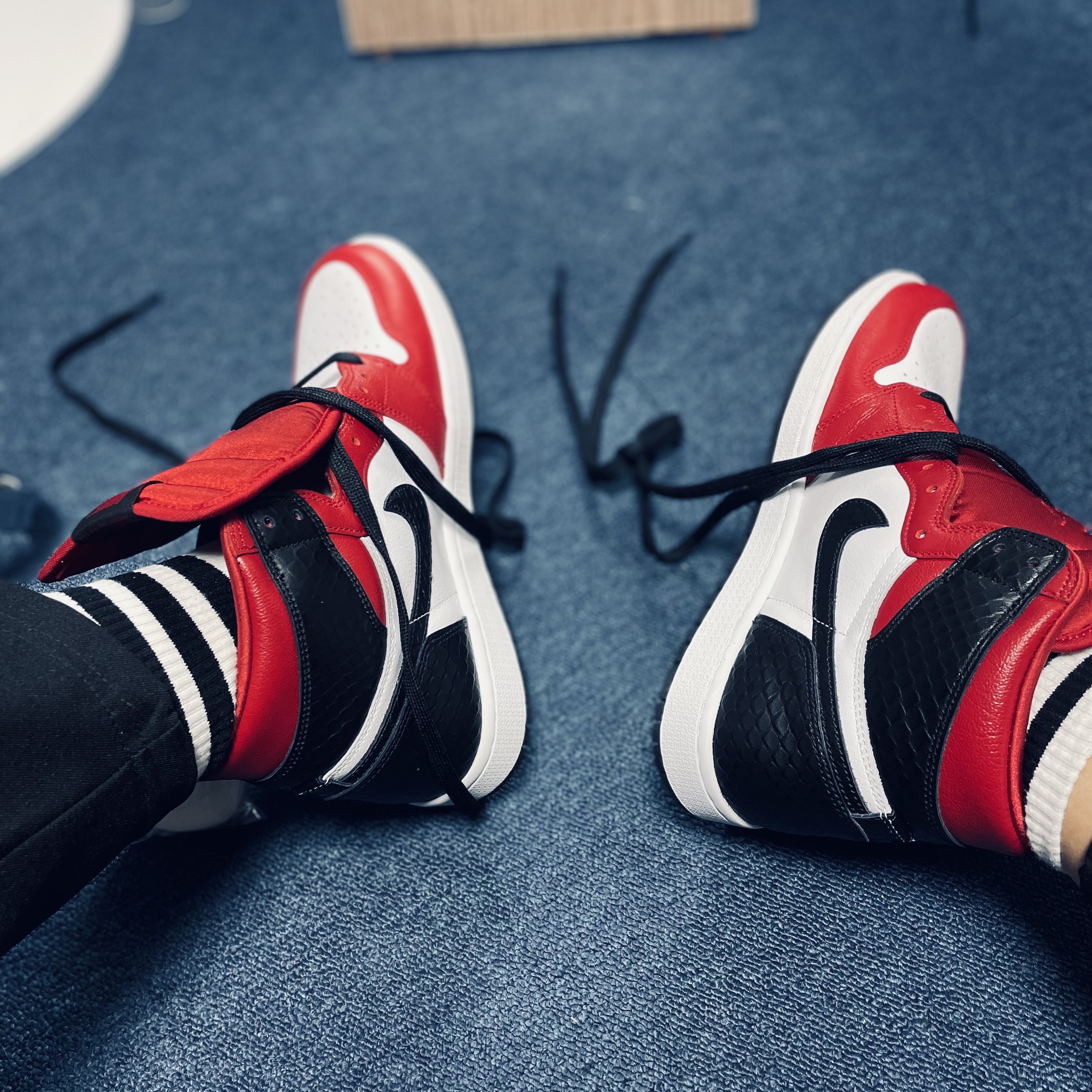 (W) Jordan 1 Retro High Satin Red 착용 스타일 - 1