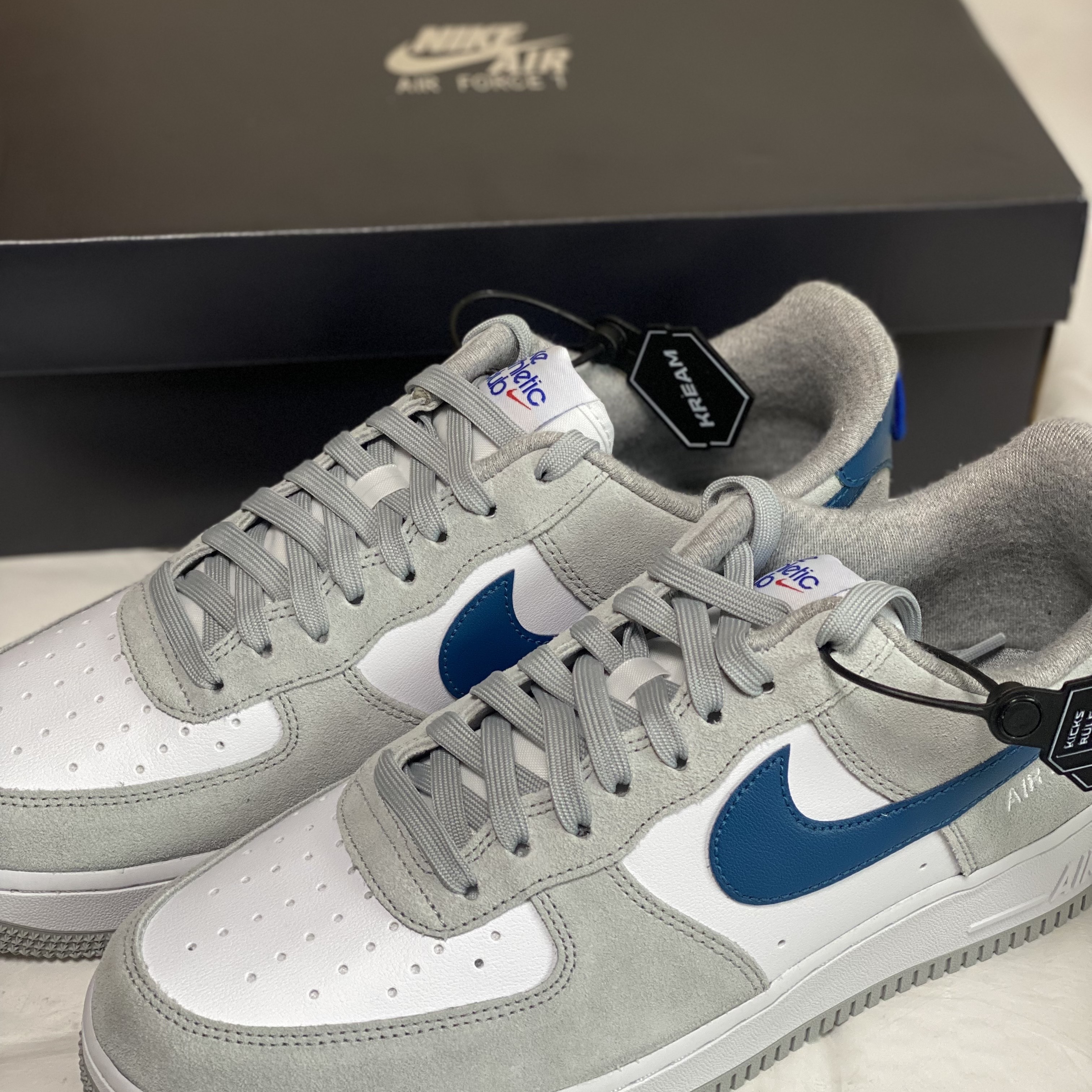 Nike Air Force 1 '07 LV8 Athletic Club Light Smoke Grey Marina 착용 스타일 - 2