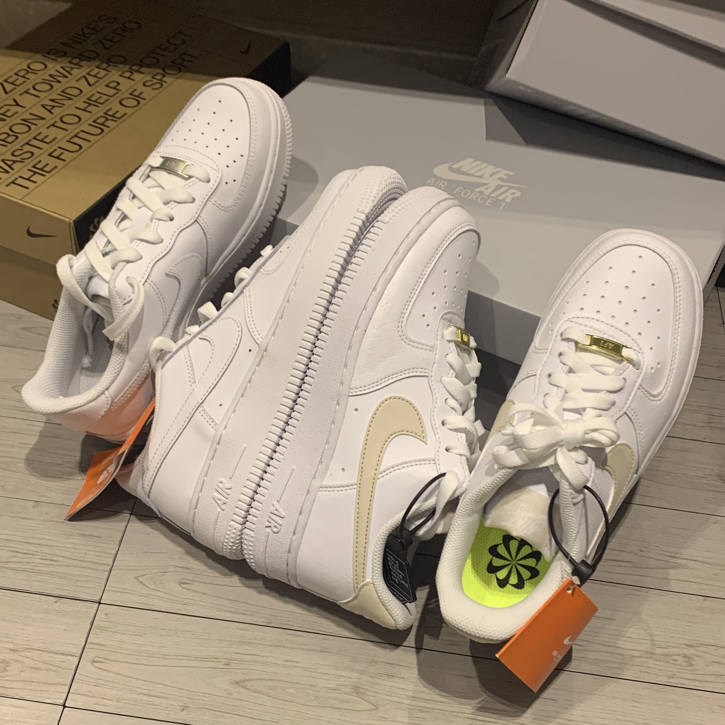 (GS) Nike Air Force 1 LE White, (W) Nike Air Force 1 '07 Next Nature Light Orewood Brown 착용 스타일 - 3