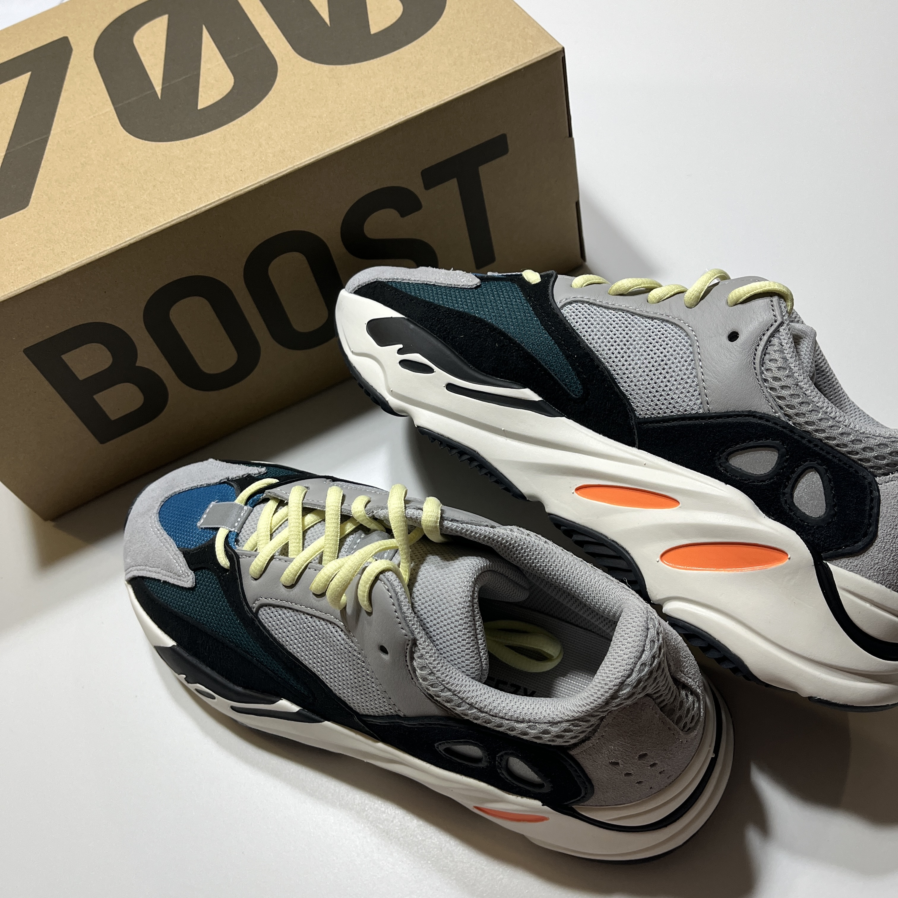 Adidas Yeezy Boost 700 Wave Runner Solid Grey 2021/2022 착용 스타일 - 1