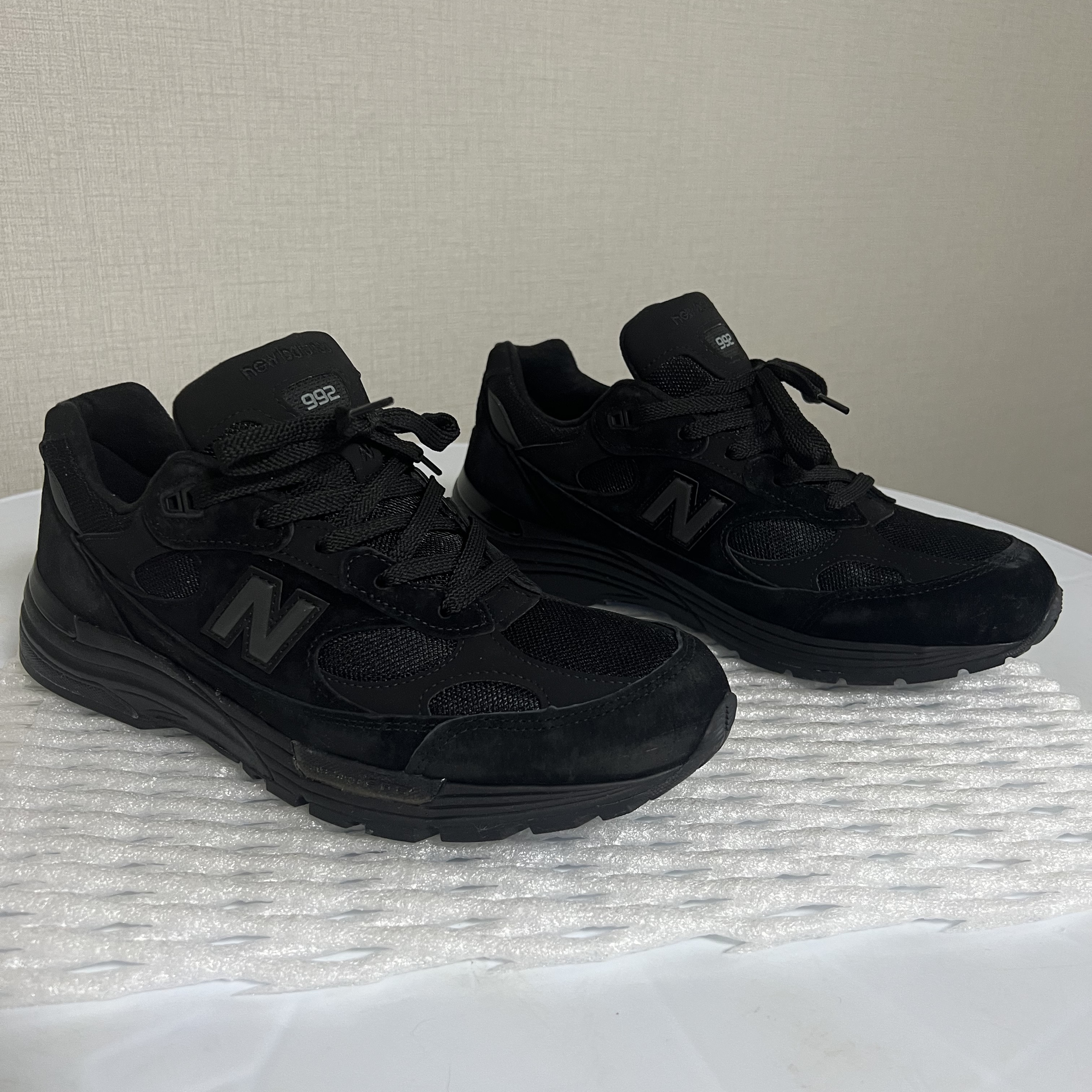 New Balance 992 Made in USA Triple Black 착용 스타일 - 2