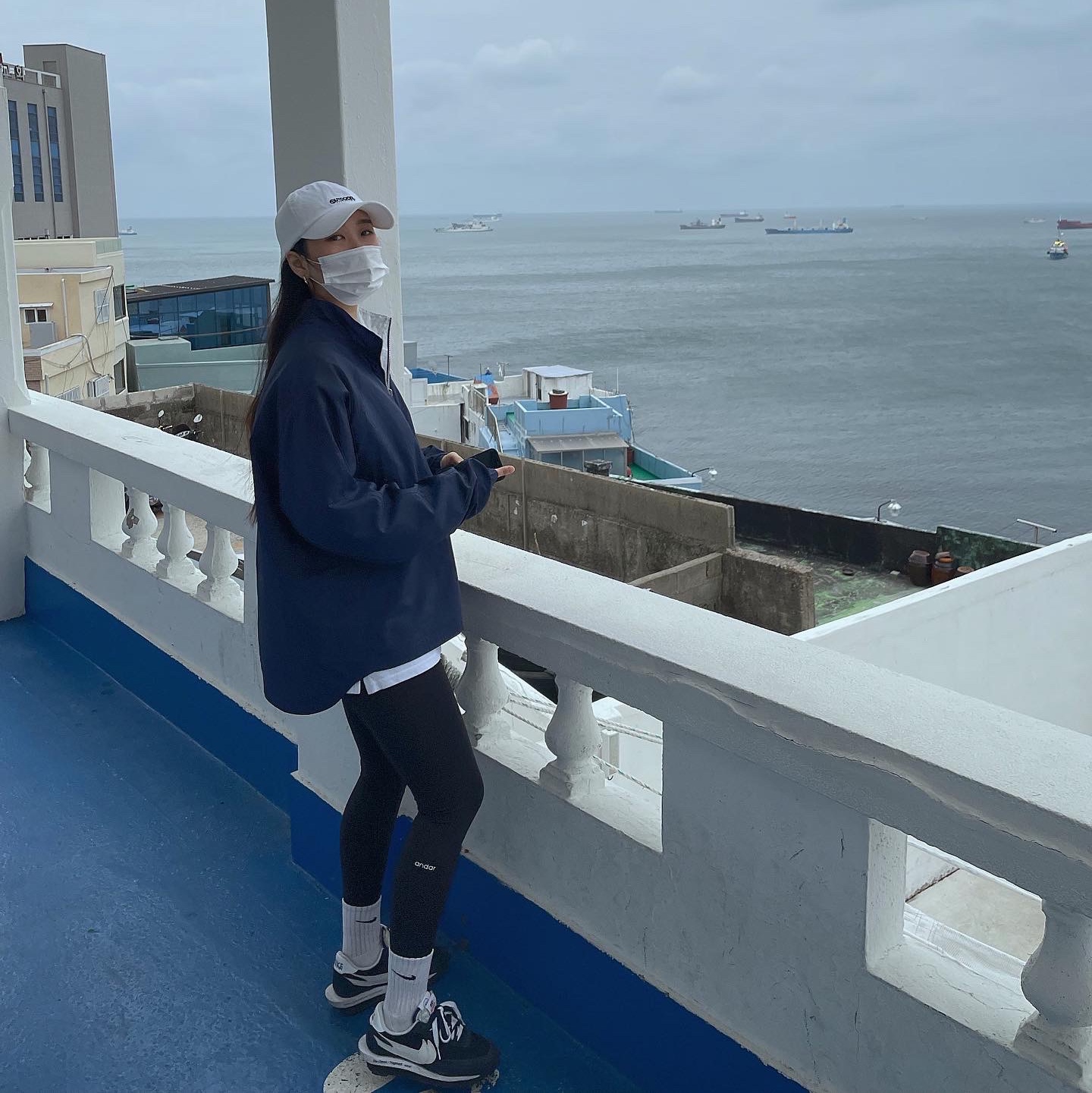 Nike x Kim Jones Reversible Wind Breaker Navy - US/EU, Nike x Sacai x Fragment LDWaffle Blackened Blue 착용 스타일 - 2