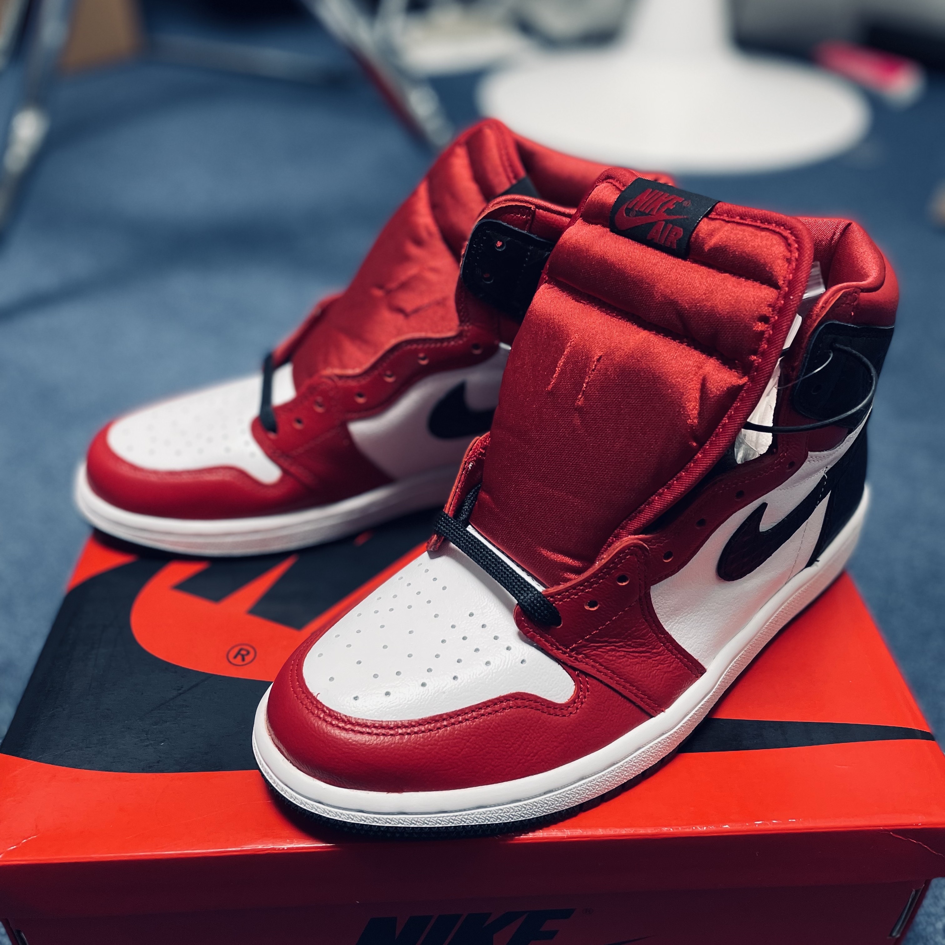 (W) Jordan 1 Retro High Satin Red 착용 스타일 - 2