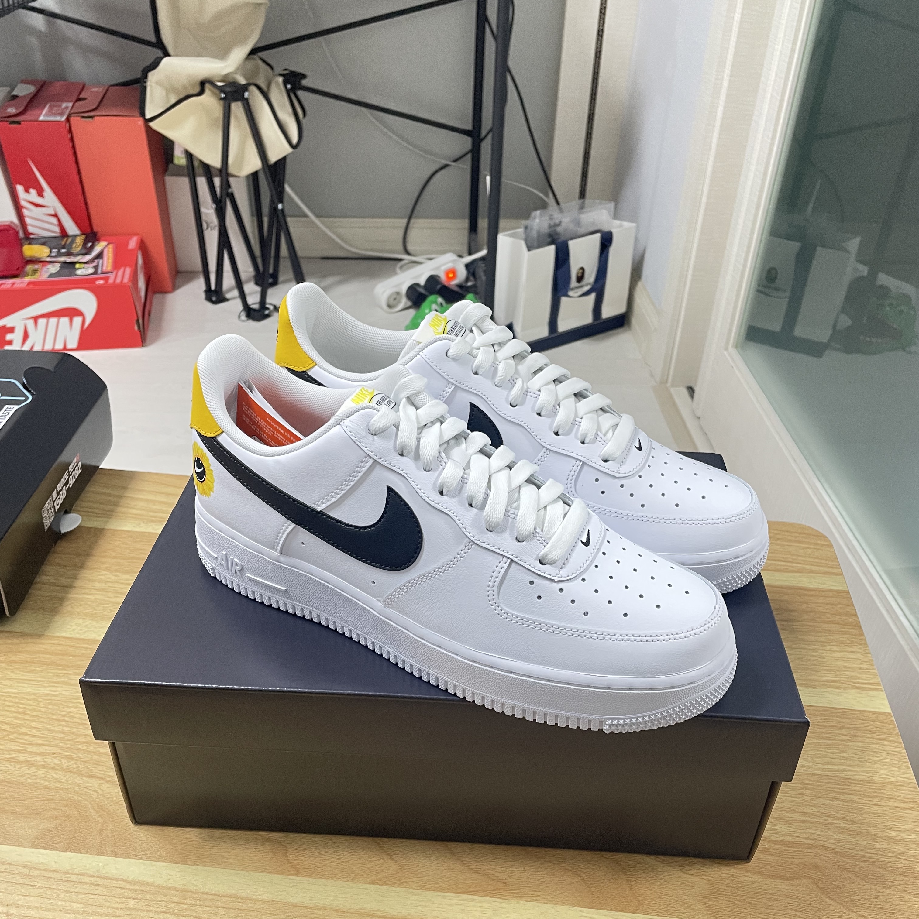 Nike Air Force 1 '07 LV8 2 Have a Nike Day 착용 스타일