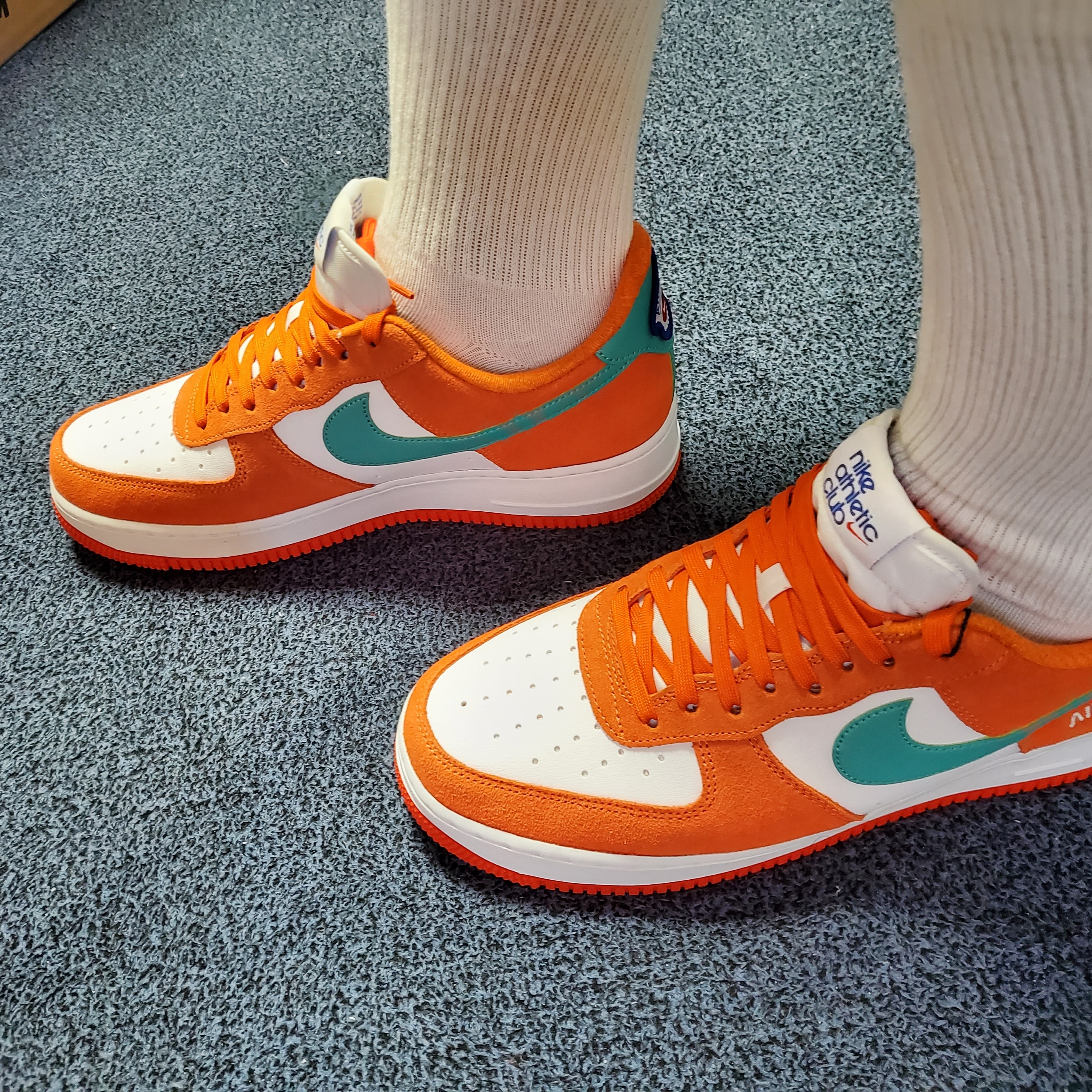 Nike Air Force 1 '07 LV8 Athletic Club Rush Orange Washed Teal 착용 스타일