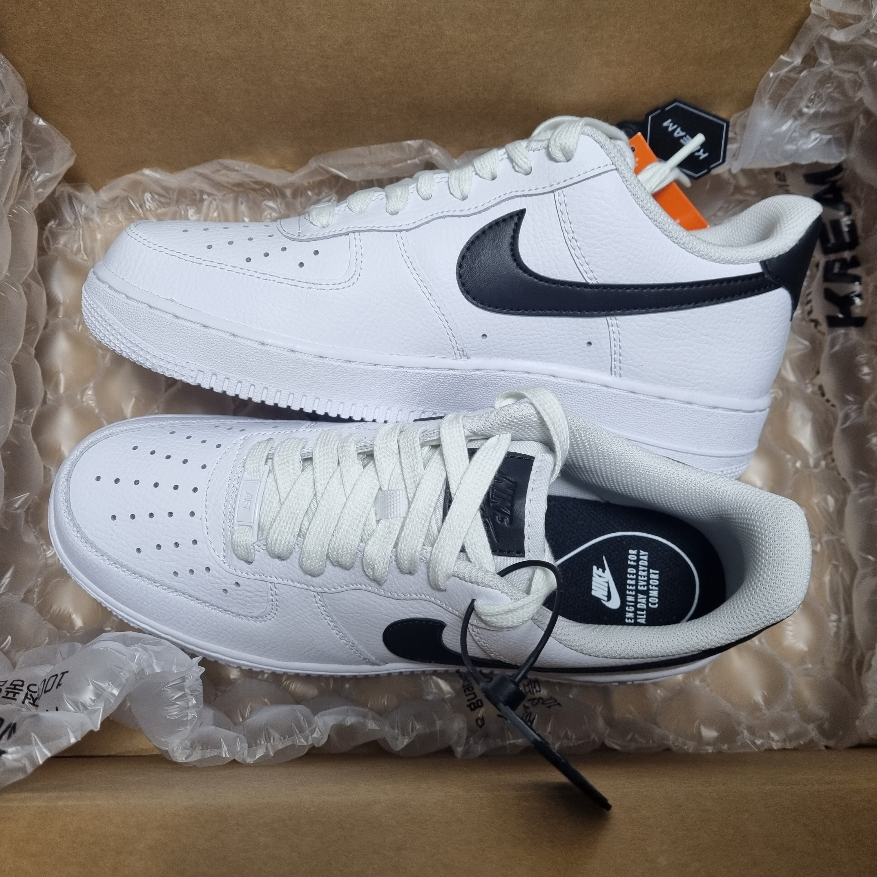 (W) Nike Air Force 1 '07 Low White Black 착용 스타일 - 2
