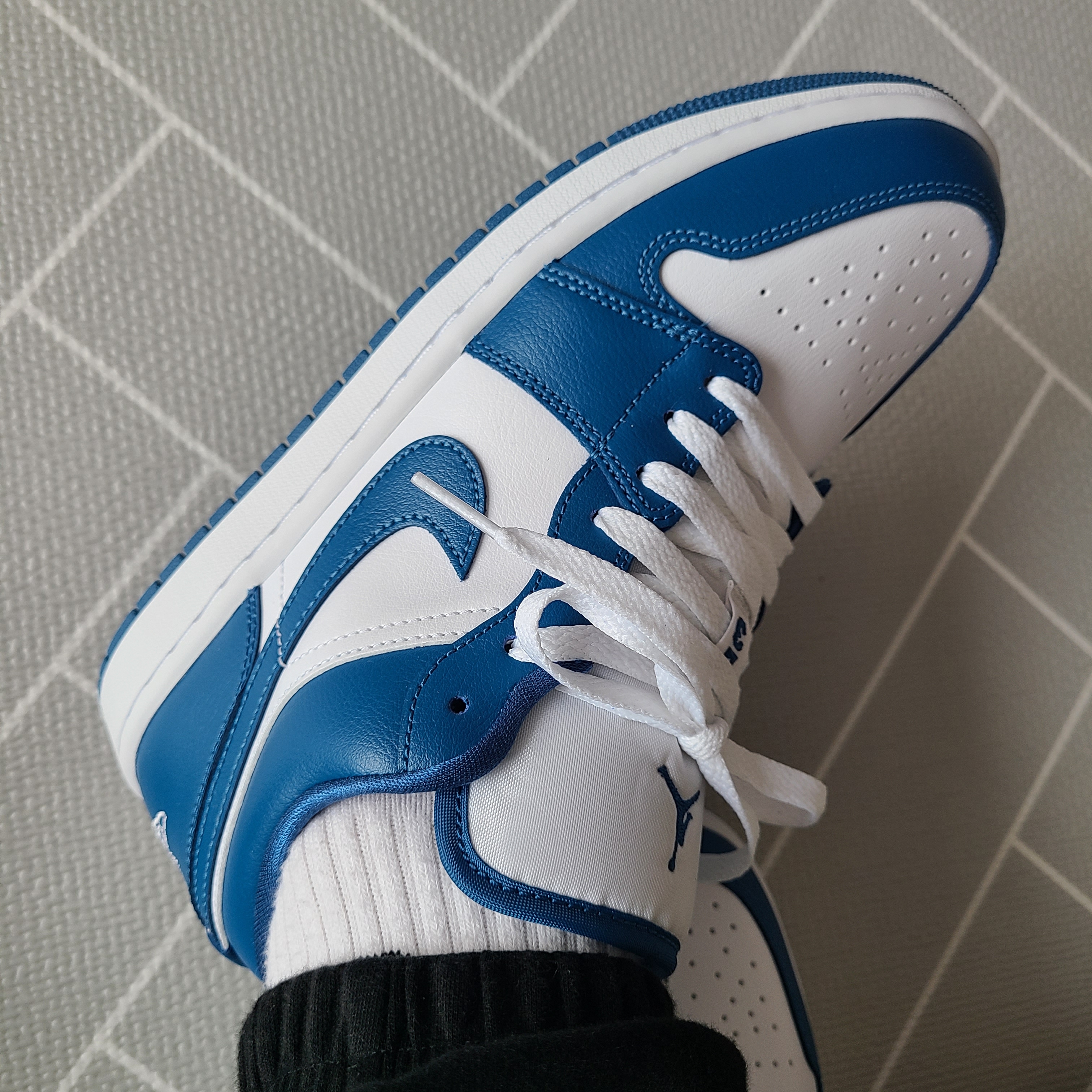 (W) Jordan 1 Low White Dark Marina Blue 착용 스타일 - 3